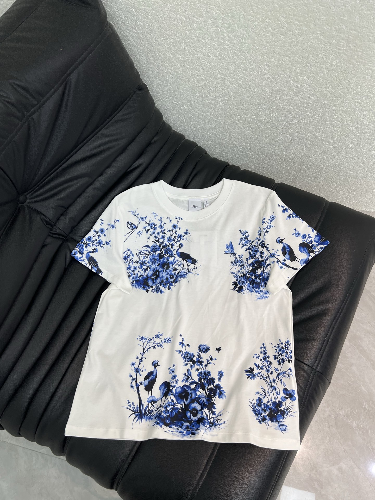 NO:837699,Dio*26 new spring and summer card blue and white porcelain flower and bird print short-sleeved T-shirt. Pure cotton fabric. High-density fashionable sports style. Every daily wear. Playful and age-reducing design elements full of vitality. High quality. Sizes SML, dior, T-shirt, tees, t-shirt,19860909Dio*26春夏新款卡青花瓷花鸟印花短袖T恤 纯棉面料 高密度时髦运动风 每个日常的穿搭 俏皮减龄充满元气的设计元素 高品质 尺码SML,,dior,T-shirt,tees，t-shirt,,Women's clothing