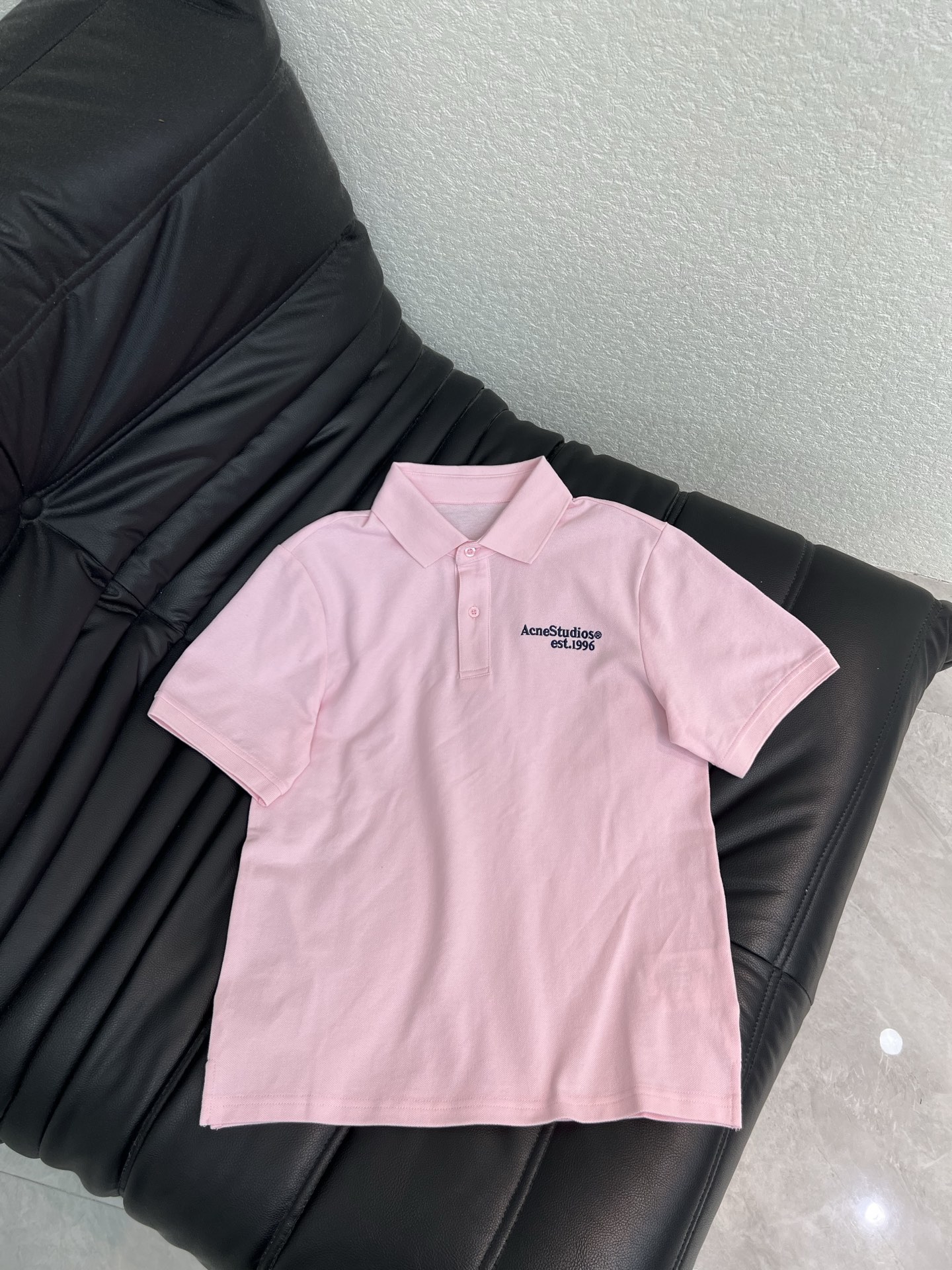 NO:838331,Acne*26 new spring and summer product, spring limited cherry blossom pink, light pink embroidered Polo shirt short-sleeved T-shirt, comes with a boyish soft light filter. Contrast letter embroidery brightens the whole, pique fabric is breathable and dry, paired with jeans, it is a refreshing and energetic girl, paired with a skirt, it is gentle and college style, one piece unlocks N ways to open in spring and summer, suitable for commuting/traveling/daily. SML,,acne studios,skirts,jeans,T-shirt,19860909Acne*26春夏新品 春日限定樱花粉 浅粉刺绣Polo衫短袖T,自带少年感柔光滤镜.撞色字母刺绣点亮整体,珠地面料透气干爽, 搭配牛仔裤是清爽元气少女,配半裙又是温柔学院风, 一件解锁春夏N种打开方式,通勤/出游/日常都适配.SML,,acne studios,skirts,jeans,T-shirt,,Women's clothing