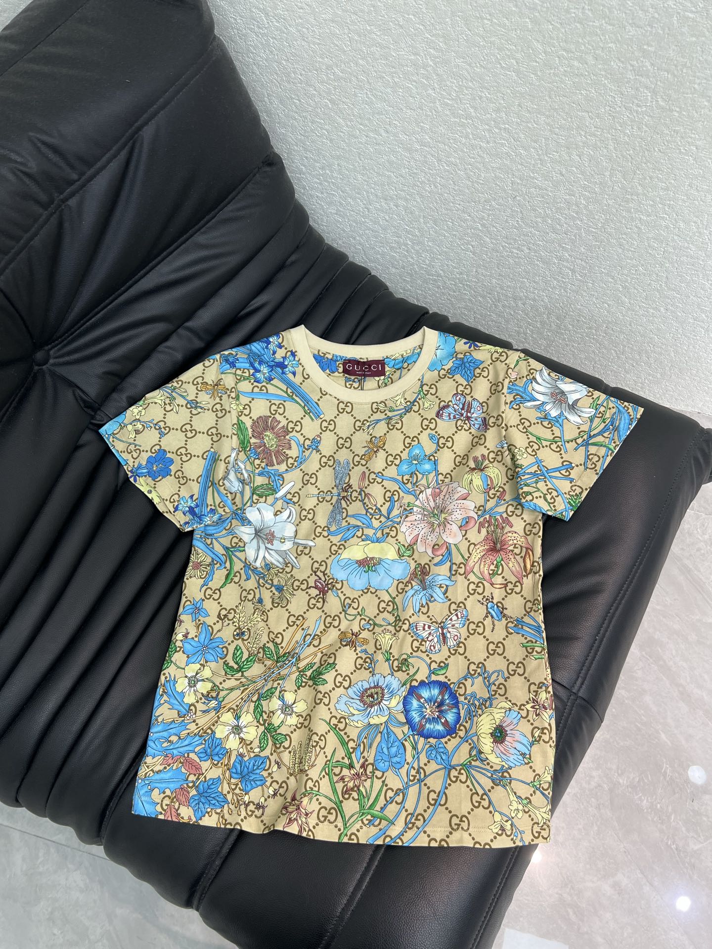 NO:837676,GUCC*26 new spring and summer reactive floral print short-sleeved T-shirt!  Customized cotton material, delicate texture, comfortable and breathable, classic double G presbyopia and colorful flowers, bright colors and rich layers, full of spring atmosphere!  It is versatile for daily leisure or vacation, and it goes well with any combination, making it easy to create a fashionable look!  SML,,gucci,T-shirt,tees,t-shirt,19860909GUCC*26春夏新款活性花卉印花短袖T恤！定制全棉材质 质感细腻 舒适透气 经典双G老花多彩花卉 色彩鲜艳层次丰富 春日氛围感满满！日常休闲或度假都很百搭 搭配都很出彩 轻松打造时尚造型！SML,,gucci,T-shirt,tees，t-shirt,,Women's clothing