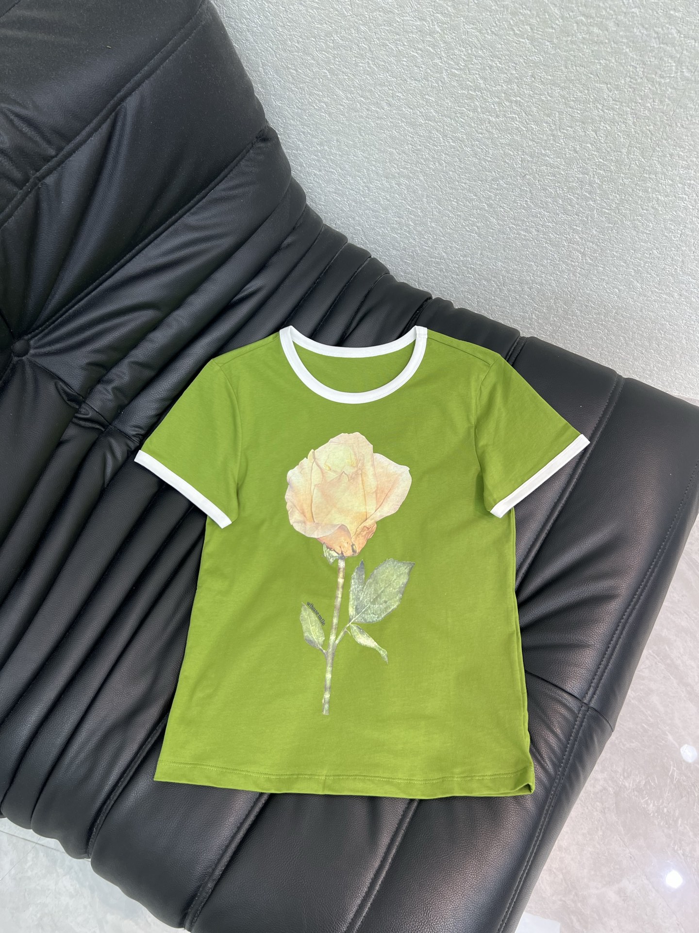 NO:837738,Acne Studio*26 new spring and summer new rose print short-sleeved T-shirt, slim fit + contrasting hemming, retro distressed rose print is super artistic! The fabric is soft and close-fitting, comfortable and slim to wear, and it goes well with jeans or trousers for daily use. Sweet and cool style, easy to create a relaxed feeling, high return rate when going out, is a must-have item that is both fashionable and practical, green, gray blue, SML,,acne studios,dior,jeans,T-shirt,tees,t-shirt,19860909Acne Studio*26春夏新款玫瑰印花短袖T恤,修身版型+撞色包边,复古做旧玫瑰印花超有艺术感!面料柔软贴身,穿着舒适又显瘦,日常搭配牛仔裤或中裤都很出彩.甜酷风格,轻松打造松弛感,出街回头率超高,是时尚与实用兼具的必备单品,绿色,灰蓝色,SML,,acne studios,dior,jeans,T-shirt,tees，t-shirt,,Women's clothing