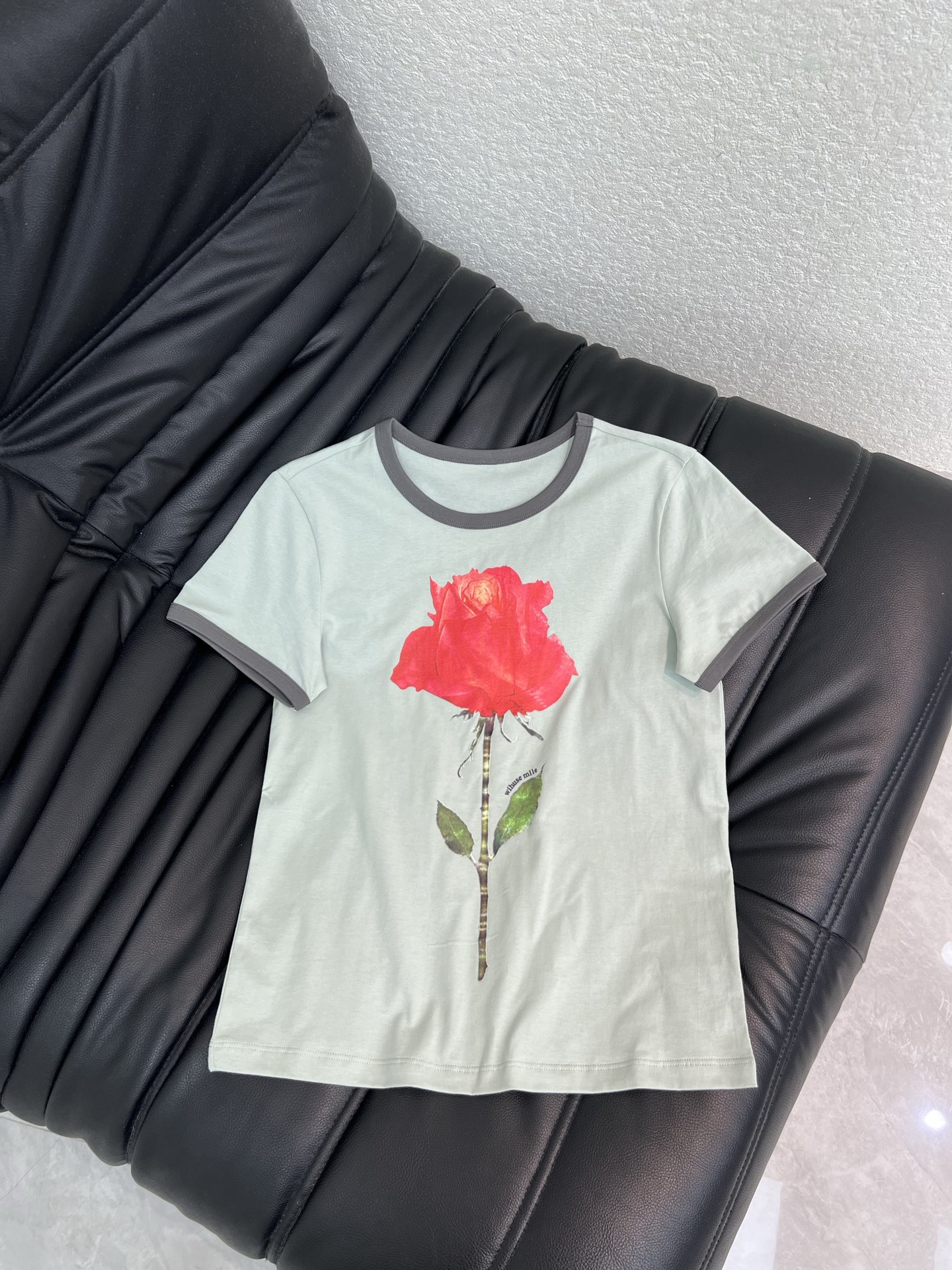 NO:837743,Acne Studio*26 new spring and summer new rose print short-sleeved T-shirt, slim fit + contrasting hemming, retro distressed rose print is super artistic! The fabric is soft and close-fitting, comfortable and slim to wear, and looks great with jeans or trousers for daily use. Sweet and cool style, easy to create a relaxed feeling, high return rate when going out, is a must-have item that is both fashionable and practical, green, gray blue, SML,,acne studios,dior,jeans,T-shirt,tees,t-shirt,19860909Acne Studio*26春夏新款玫瑰印花短短袖T恤,修身版型+撞色包边,复古做旧玫瑰印花超有艺术感!面料柔软贴身,穿着舒适又显瘦,日常搭配牛仔裤或中裤都很出彩.甜酷风格,轻松打造松弛感,出街回头率超高,是时尚与实用兼具的必备单品,绿色,灰蓝色,SML,,acne studios,dior,jeans,T-shirt,tees，t-shirt,,Women's clothing