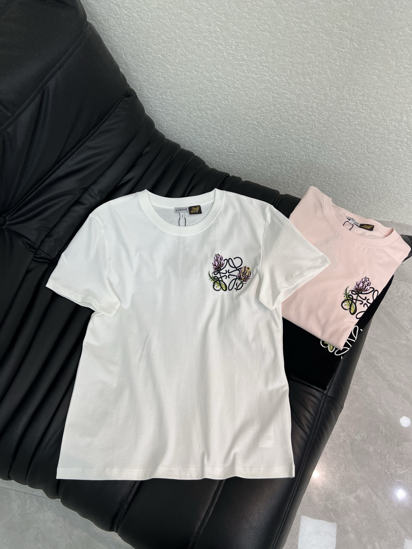 NO:837716,Loew*26 new spring and summer flower embroidered short-sleeved T-shirt. Pure cotton fabric. High-density fashionable and sporty style. Every daily wear. Playful and age-reducing design elements full of vitality. High quality. Size SML, loewe, T-shirt, tees, t-shirt,19860909Loew*26春夏新款花朵刺绣短袖T恤 纯棉面料 高密度时髦运动风 每个日常的穿搭 俏皮减龄充满元气的设计元素 高品质 尺码SML,,loewe,T-shirt,tees，t-shirt,,Women's clothing