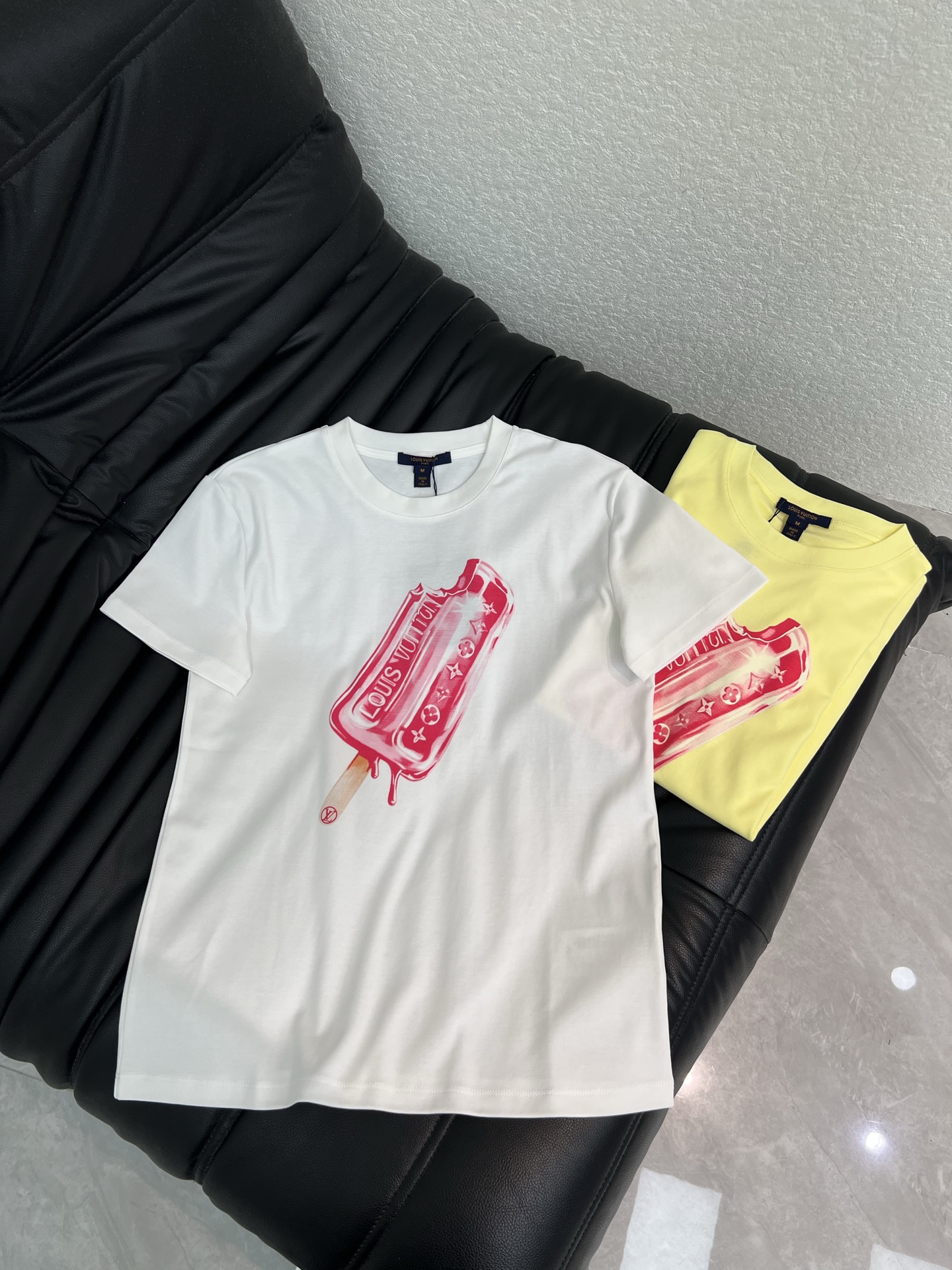 NO:837686,Louis Vuitto*26 new spring and summer ice cream printed short-sleeved T-shirt!  Customized 100% cotton material, breathable and comfortable, full of texture, red ice cream print on the front, paired with classic Monogram pattern, fun and luxurious. It has a youthful atmosphere. It can be worn alone or layered with it. It can be worn with jeans or skirts. It is suitable for daily casual use. It is both fashionable and practical, a must-have for fashionistas!  Two-color SML l,,louis vuitton,skirts,jeans,T-shirt,tees,t-shirt,19860909Louis Vuitto*26春夏新款雪糕印花短袖T恤！定制全棉材质 透气舒适 质感十足 正面红色冰淇淋印花,搭配经典Monogram图案,趣味又奢华 青春气氛骤增 单穿或内搭都很百搭 搭牛仔裤 半裙都OK 日常休闲 时尚实用兼备,潮人必备！两色SML l,,louis vuitton,skirts,jeans,T-shirt,tees，t-shirt,,Women's clothing