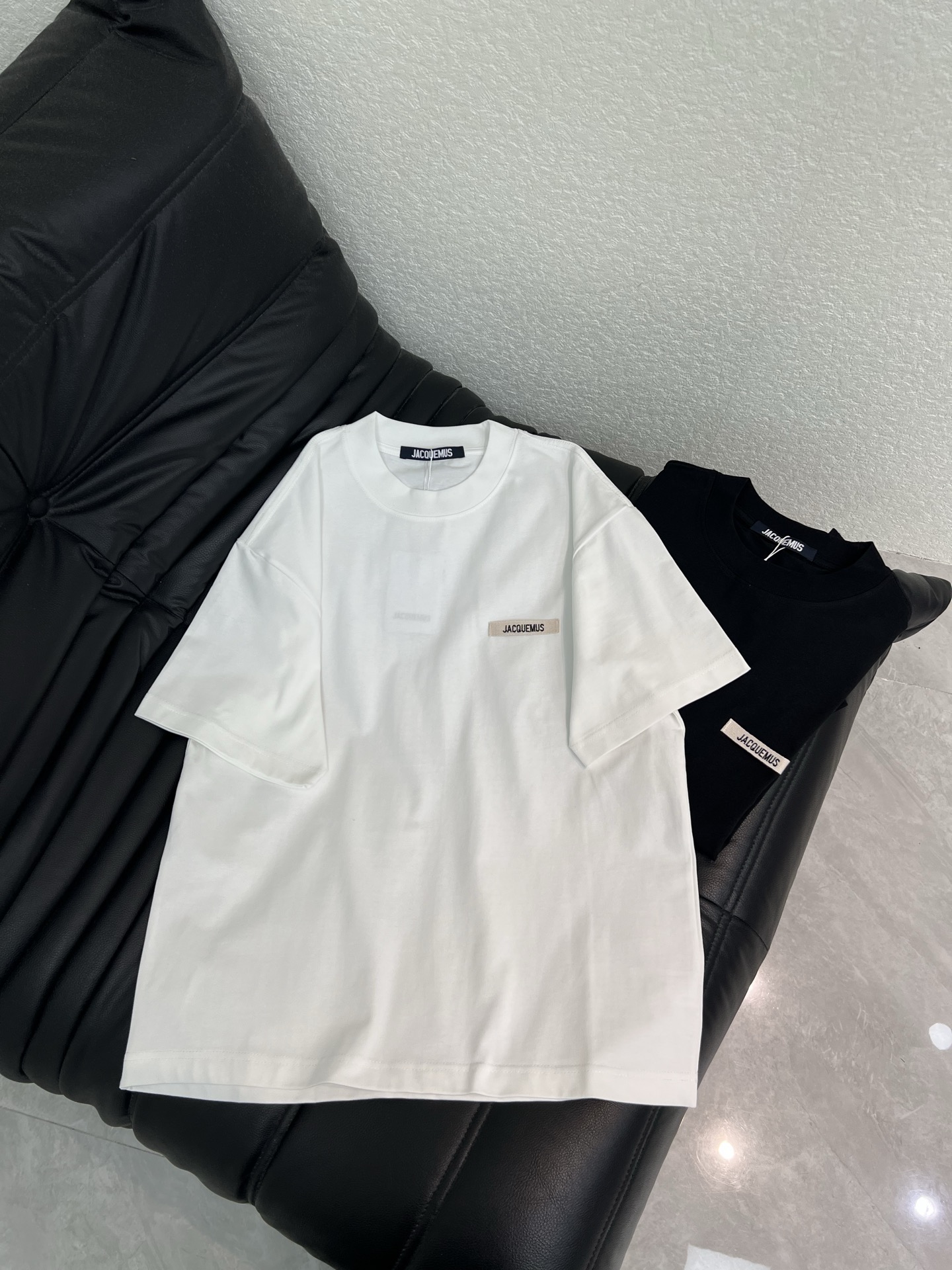 NO:838271,JACQUEMUS26 new short-sleeved T-shirt with logo and letters. Made of high-weight pure cotton, soft and comfortable, super comfortable to wear! Logo embroidery on the front, simple and recognizable. Loose fit, low-key and design-friendly, it is OK with jeans or shorts, easy to cope with various occasions. Same style for men and women!  S-XL,,shorts,jeans,T-shirt,tees,t-shirt,19860909JACQUEMUS26新款徽标字母短袖T恤.高克重纯棉材质,柔软舒适,穿着超舒适! 正面徽标刺绣,简约又有辨识度 .宽松版型 低调又有设计感,无论配牛仔裤还是短裤都很OK,轻松应对各种场合.男女同款！S-XL,,shorts,jeans,T-shirt,tees，t-shirt,,Women's clothing