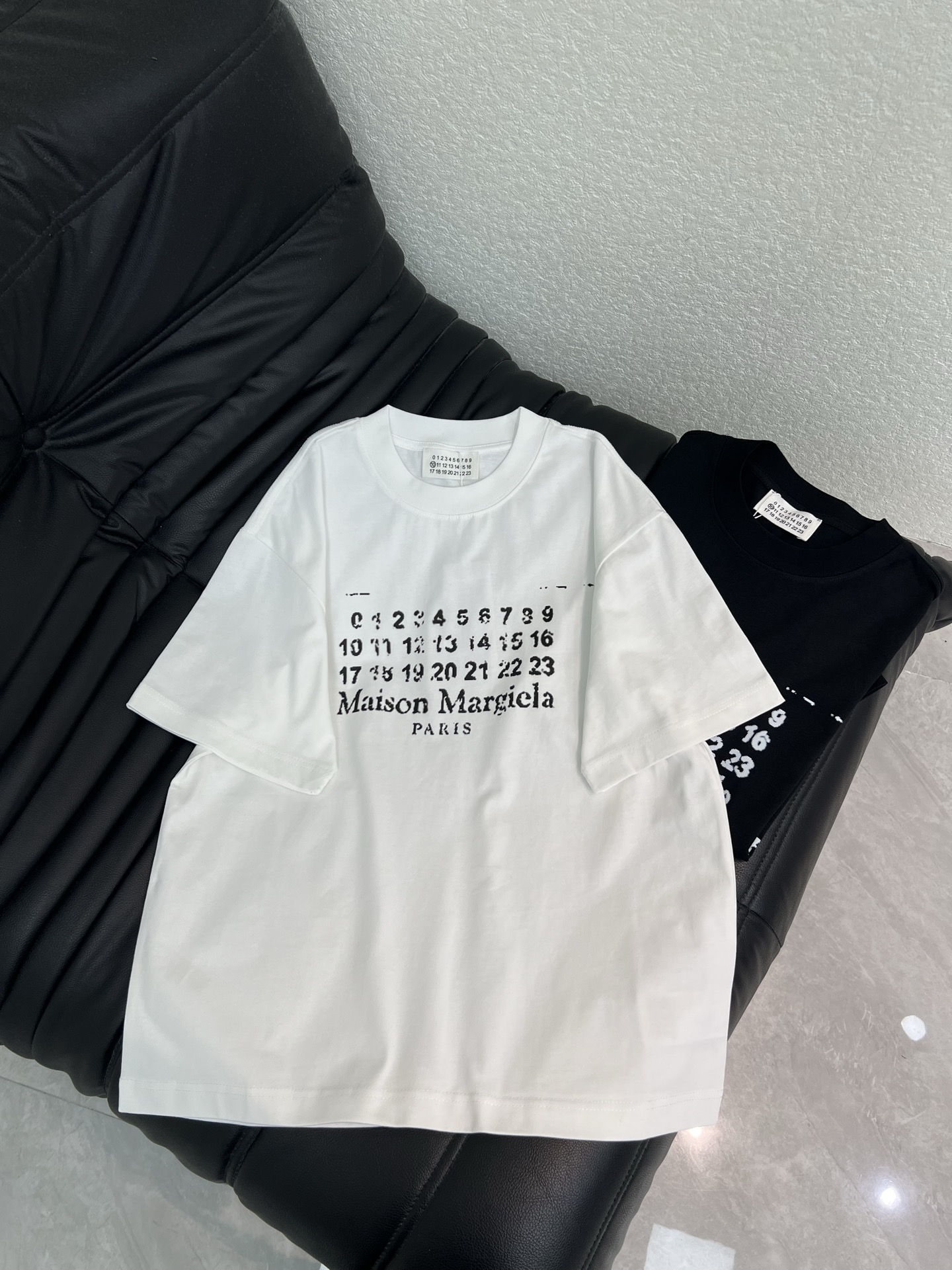 NO:838268,MM6* Margiela 26 new distressed printed short-sleeved T-shirt. Made of high-weight pure cotton, soft and comfortable, super comfortable to wear! Digital printed words on the front, simple and recognizable. Loose fit, low-key and design. It goes well with jeans or shorts and can easily cope with various occasions. Same style for men and women!  S-XL,,masion margiela,masion margiela,shorts,jeans,T-shirt,tees,t-shirt,19860909MM6*马吉拉26新款做旧印花短袖T恤.高克重纯棉材质,柔软舒适,穿着超舒适! 正面数字印花字样,简约又有辨识度 .宽松版型 低调又有设计感,无论配牛仔裤还是短裤都很OK,轻松应对各种场合.男女同款！S-XL,,masion margiela,masion margiela,shorts,jeans,T-shirt,tees，t-shirt,,Women's clothing