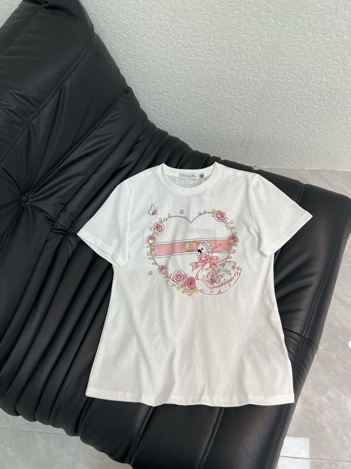 NO:837659,Dio*26 new spring and summer love printed sequined butterfly short-sleeved T-shirt!  Customized high-weight cotton material, delicate texture, comfortable and breathable. Little swan pink love rose garland on the front, childlike and romantic, girly heart. Simple and elegant design, super comfortable for daily wear. The classic round neck accommodates a variety of body shapes, easy to match with jeans or casual pants, fashionable and practical!  SML,,dior,jeans,T-shirt,tees,t-shirt,19860909Dio*26春夏新款爱心印花珠片蝴蝶短袖T恤！定制高克重全棉材质 质感细腻 舒适透气 正面小天鹅粉色爱心玫瑰花环 童趣又浪漫 少女心爆棚 简约大方的设计 日常穿着超舒适 经典圆领包容多种身材,轻松搭配牛仔裤或休闲裤,时尚又实用！SML,,dior,jeans,T-shirt,tees，t-shirt,,Women's clothing