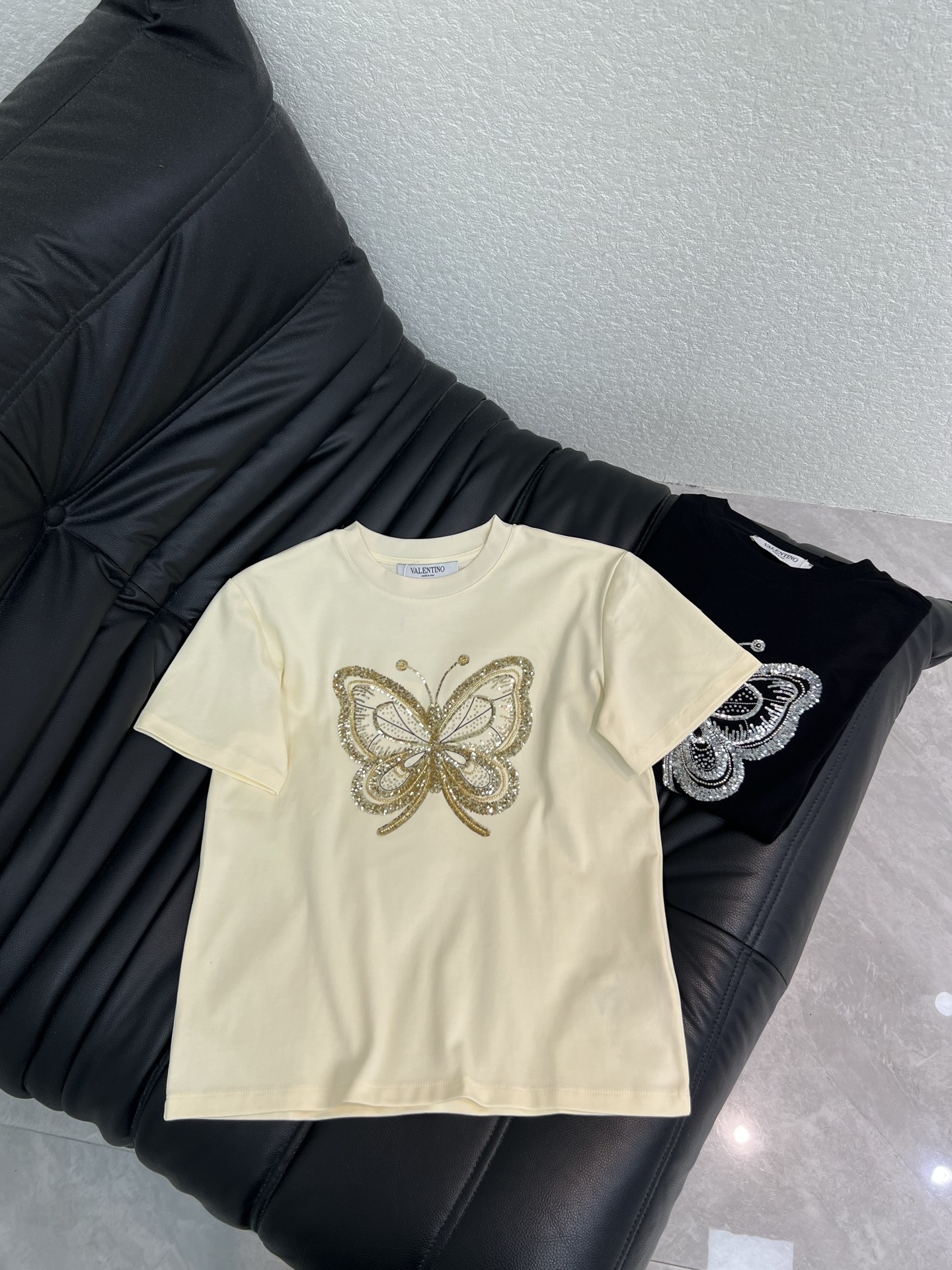 NO:837663,Valentin*26 new spring and summer heavy-duty sequin embroidered butterfly short-sleeved T-shirt!  Customized pure cotton fabric with fine texture, breathable and comfortable. Super exquisite golden and silver butterfly embroidery on the front. Sequins + thread embroidery technology. The three-dimensional effect is full of the brand's own fashion sense. Create a trendy and fashionable style as you like. It is fashionable to wear alone or inside. SML,, valentino, T-shirt, tees, t-shirt,19860909Valentin*26春夏新款重工珠片刺绣蝴蝶短袖T恤！定制纯棉面料 质感细腻 透气舒适 正面金色银色蝴蝶刺绣超精致 亮片+线绣工艺 立体感满满品牌自带的时尚感立现 随心打造潮流时髦风格 单穿内搭都出彩时髦.SML,,valentino,T-shirt,tees，t-shirt,,Women's clothing