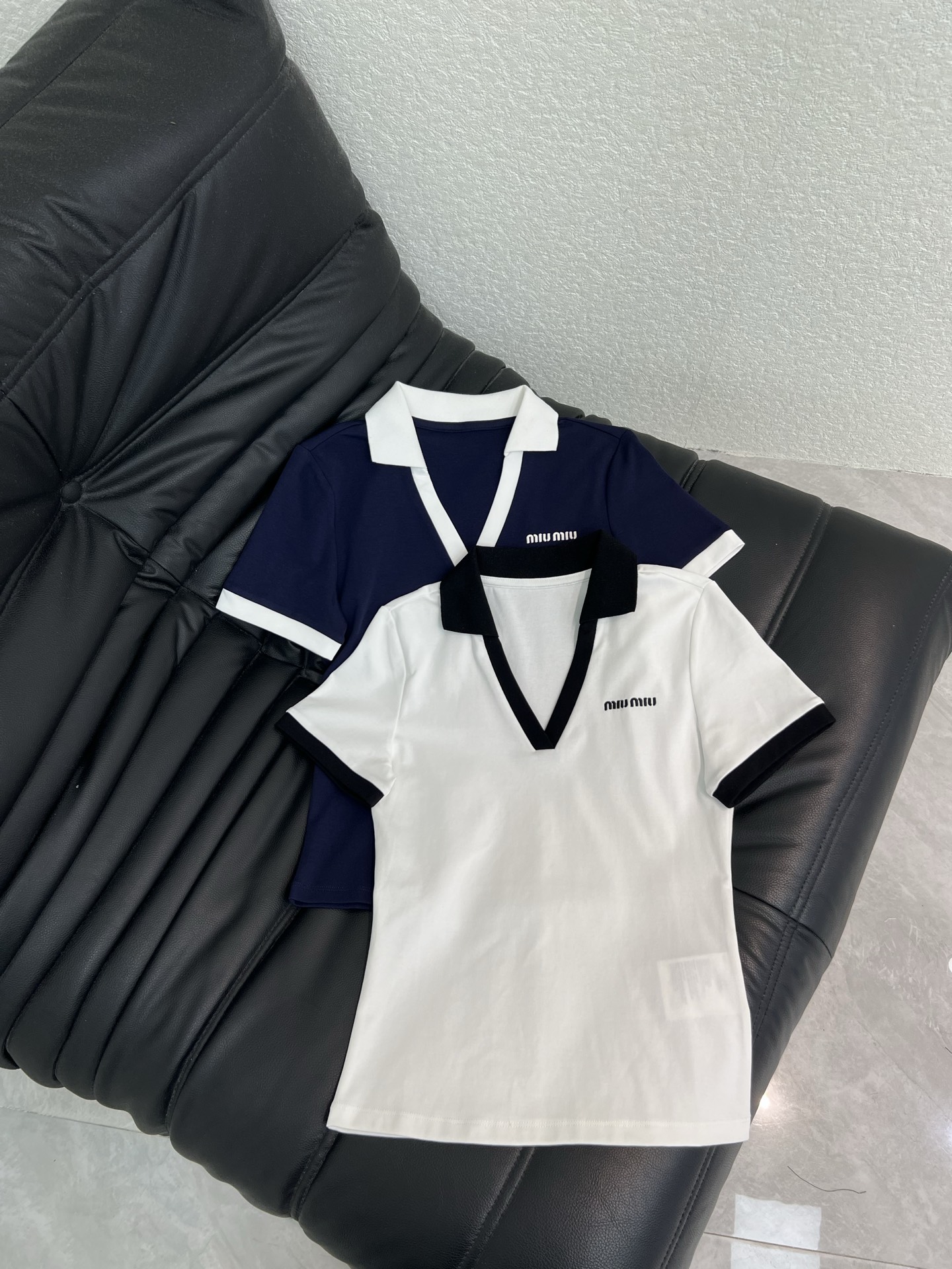 NO:838909,Miumi*26 new lapel polo short-sleeved T-shirt. Exquisite small version makes the upper body slimmer!  Customized thread craftsmanship, low-key luxury!  Fashionable must-have items to unlock all outfits!  Look for our quality!  The classic items are fashionable and high-end, and the classic styles are versatile and easy to match!  SML,,miumiu,T-shirt,tees,t-shirt,19860909Miumi*26新品翻领polo短袖T恤 精致小版型上身巨显瘦！ 定制螺纹工艺 低调奢华！ 时髦精必备单品解锁所有穿搭！ 认准我家品质！经典单品时髦又高级 经典版型百搭不挑人！ SML,,miumiu,T-shirt,tees，t-shirt,,Women's clothing