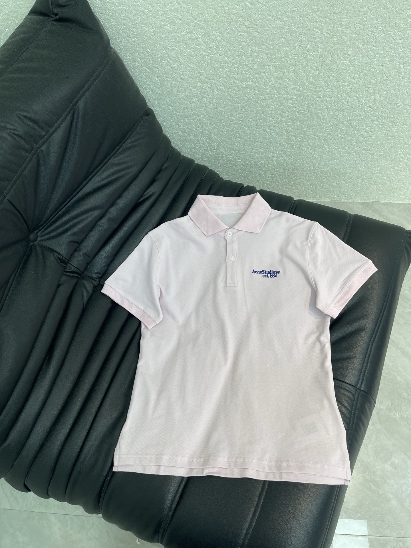 NO:838862,Acne*26 new spring and summer short-sleeved light pink Polo shirt, made of piqué cotton, is breathable and comfortable, perfect for summer! Embellished with blue embroidered logo, it is simple and recognizable. The loose fit is highly tolerant and can be easily used for daily commuting and leisure. Pair it with jeans or wide-leg pants, you can switch between college style or sweet and cool style, and you can easily get a fashionable look!  SML,,acne studios,jeans,T-shirt,19860909Acne*26春夏新款浅粉色Polo衫短袖,珠地棉材质透气舒适,夏天穿超合适!蓝色刺绣Logo点缀,简约又有辨识度 宽松版型包容性强 日常通勤,休闲都能轻松驾驭.搭配牛仔裤或阔腿裤,学院风 or甜酷风随心切换,轻松get时髦造型！SML,,acne studios,jeans,T-shirt,,Women's clothing