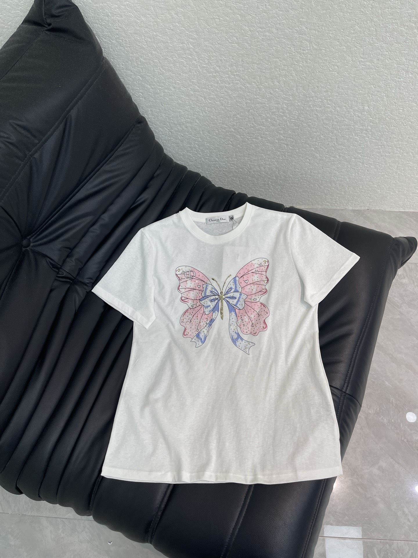 NO:838933,Dio*26 spring and summer embroidered sequin round neck short-sleeved T-shirt!  Customized raw cotton material, breathable and comfortable, full of texture. Regular T-shirt cut highlights the brand style. Made of heavyweight pure cotton, full of drape, showing a slimming visual effect. Butterfly beads on the chest are decorated with CD letters to enhance the brand identity. It is fashionable and high-end. Create a personalized style, reduce age, and look stylish when worn alone!  SML,,dior,T-shirt,tees,t-shirt,19860909Dio*26春夏刺绣珠片圆领短袖T恤！定制原生全棉材质 透气舒适 质感十足 常规T恤裁剪 凸显品牌格调 采用克重纯棉制成 垂坠感十足 呈现显瘦视觉效果 胸前蝴蝶珠片装饰 CD字母加强品牌标识度 时尚高级感立现 打造个性风格 减龄十足 单穿内搭都出彩时髦！SML,,dior,T-shirt,tees，t-shirt,,Women's clothing