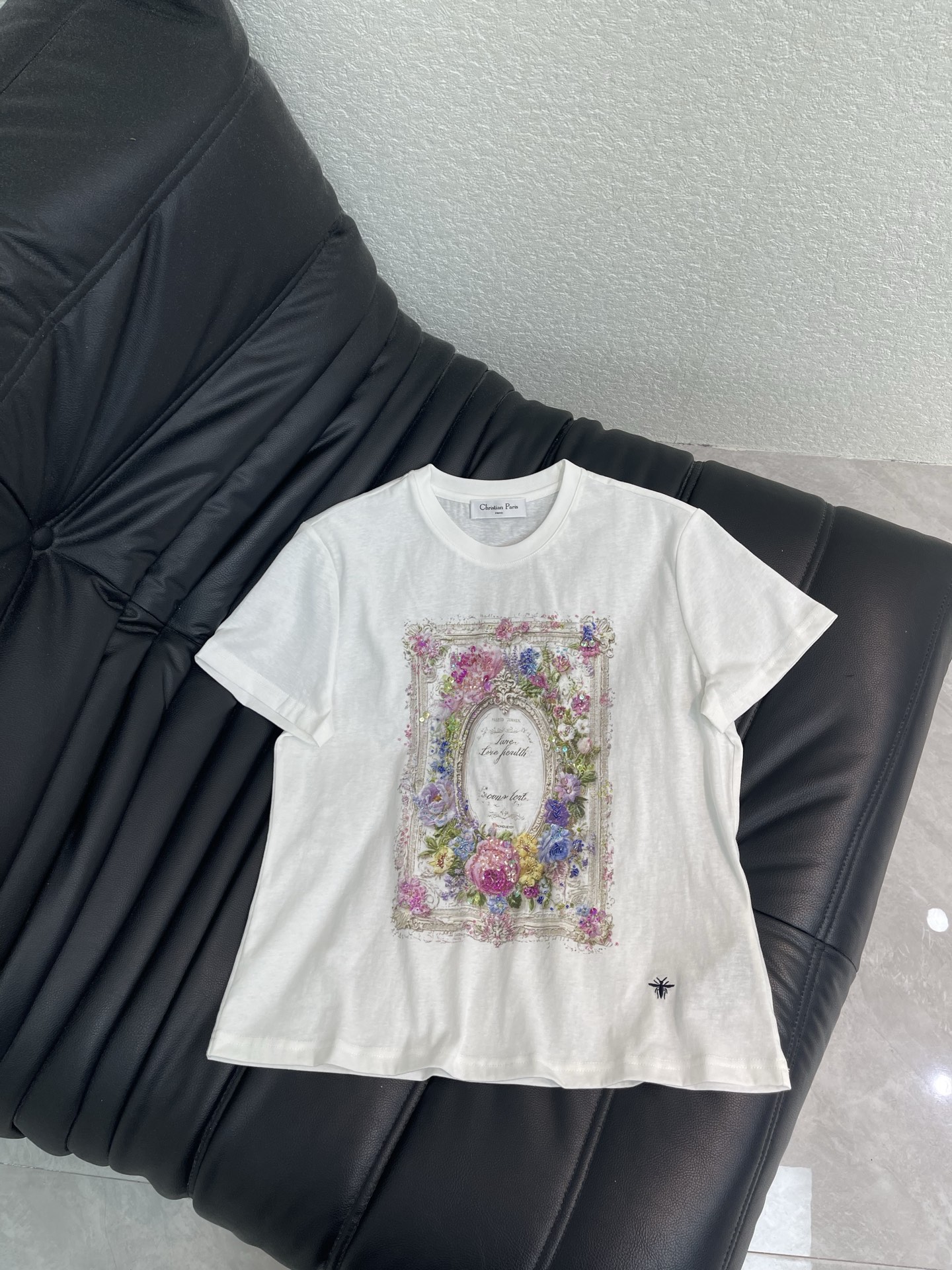 NO:839549,Dio*26's new heavy beaded round neck short-sleeved T-shirt is made of pure cotton, breathable and comfortable, and super friendly for daily wear. The front is decorated with floral patterns and beaded. It is full of artistic sense and has a regular fit, which can accommodate a variety of body types. It is OK to match with jeans or casual pants. It can easily create an elegant and casual style. It is very suitable for you who like unique designs. SML, dior, jeans, T-shirt, tees, t-shirt,19860909Dio*26新款重工钉珠圆领短袖T恤采用纯棉材质,透气舒适,日常穿着超友好.正面花卉图案加钉珠装饰 艺术感满满常规版型,包容多种身材,搭配牛仔裤或休闲裤都很OK,轻松打造优雅随性风格,超适合喜欢独特设计的你SML,,dior,jeans,T-shirt,tees，t-shirt,,Women's clothing