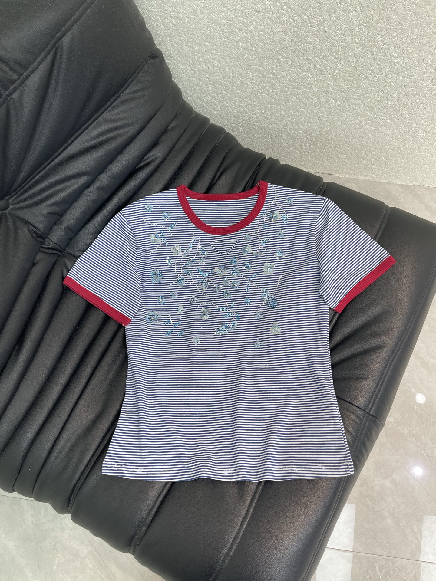 NO:840812,Prad*26 new blue and white striped short-sleeved T-shirt, embellished with red trim, full of French retro atmosphere. High-quality pure cotton knitted, soft and skin-friendly, super breathable, super comfortable to wear in summer!  The triangular logo on the chest is decorated with sequins and beading to add a sense of sophistication. It is OK to wear alone or as a base layer. It is elegant when paired with a high-waisted skirt or casual and casual with jeans. It can be easily used for commuting, dating and daily life. It is a versatile item for summer wardrobe!  SML,,prada,skirts,jeans,T-shirt,tees,t-shirt,19860909Prad*26新款蓝白条纹短袖T恤,红色边饰点缀,法式复古氛围感满满.高品质纯棉针织,柔软亲肤,透气性超赞,夏天穿超舒服！胸前三角标Logo,点缀亮片钉珠装饰,增添精致感,单穿或打底都很OK,搭配高腰裙优雅,配牛仔裤休闲随性,通勤、约会、日常都能轻松驾驭,是夏季衣橱百搭神器！SML,,prada,skirts,jeans,T-shirt,tees，t-shirt,,Women's clothing
