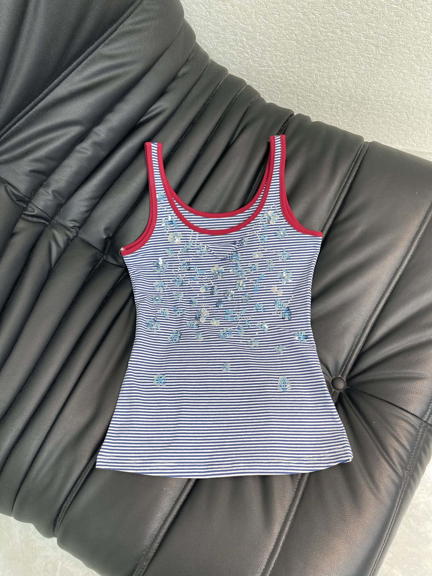 NO:840816,Prad*26 new blue and white striped vest, decorated with red trim, full of French retro atmosphere. High-quality pure cotton knitted, soft and skin-friendly, super breathable, super comfortable to wear in summer!  The triangular logo on the chest is decorated with sequins and beading to add a sense of sophistication. It is OK to wear alone or as a base layer. It is elegant when paired with a high-waisted skirt or casual and casual with jeans. It can be easily used for commuting, dating and daily life. It is a versatile item for summer wardrobe!  SML,,prada,skirts,jeans,19860909Prad*26新款蓝白条纹背心,红色边饰点缀,法式复古氛围感满满.高品质纯棉针织,柔软亲肤,透气性超赞,夏天穿超舒服！胸前三角标Logo,点缀亮片钉珠装饰,增添精致感,单穿或打底都很OK,搭配高腰裙优雅,配牛仔裤休闲随性,通勤、约会、日常都能轻松驾驭,是夏季衣橱百搭神器！SML,,prada,skirts,jeans,,Women's clothing