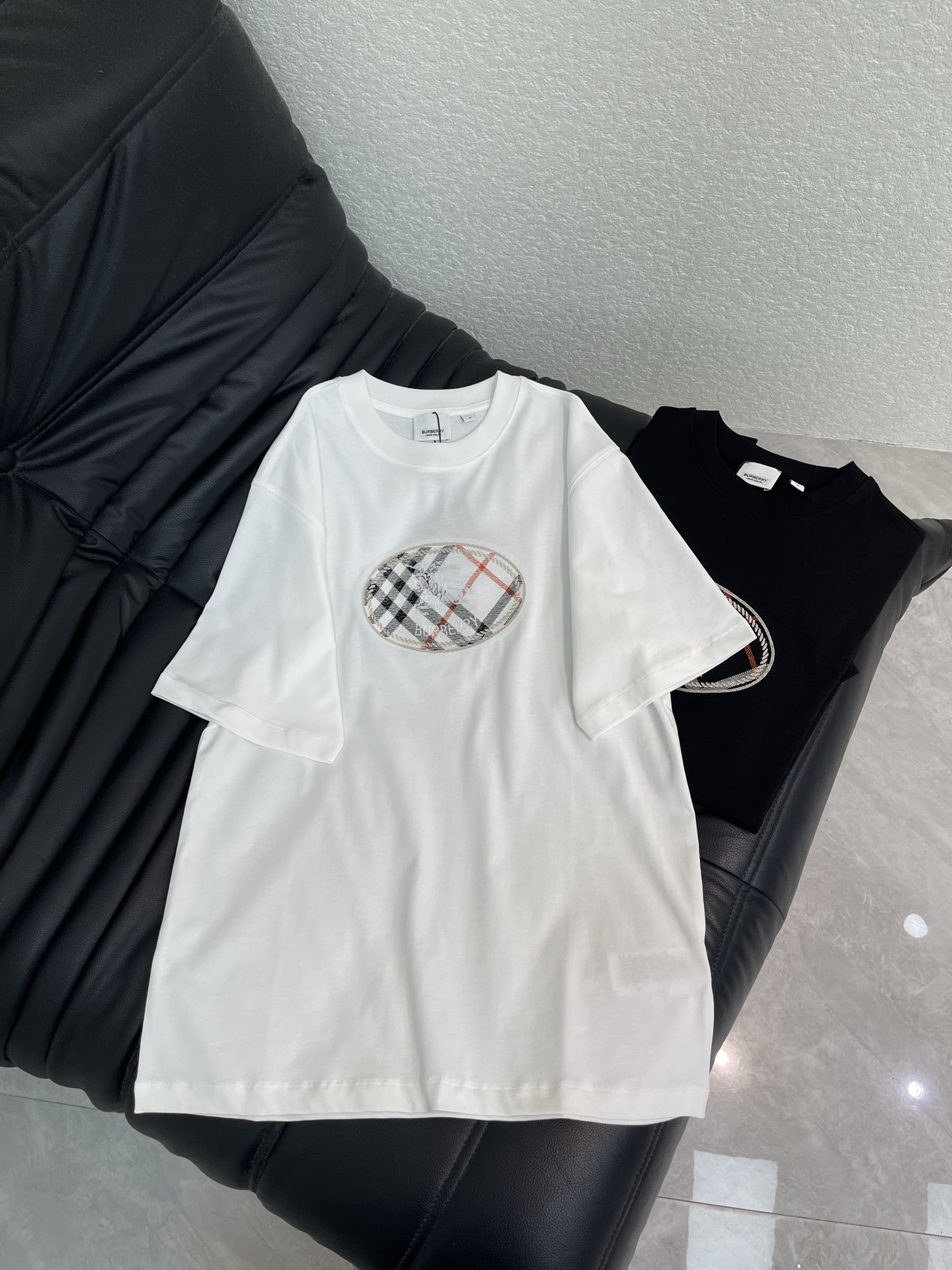 NO:839552,Burberr*26 new BBR plaid embroidered knight short-sleeved T-shirt. Knight plaid embroidery on the chest. Full of street feel and full of personality. Loose fit. It accommodates a variety of body shapes and can be matched with casual pants. Jeans are OK. The same style for men and women can be easily used for daily outings and parties. SML,, burberry, jeans, T-shirt, tees, t-shirt,19860909Burberr*26新款BBR格纹刺绣骑士短袖T恤 胸前骑士格纹刺绣 街头感满满 个性十足 宽松版型 包容多种身材,随便搭配休闲裤 牛仔裤都很OK 男女同款日常出街,聚会都能轻松驾驭.SML,,burberry,jeans,T-shirt,tees，t-shirt,,Women's clothing
