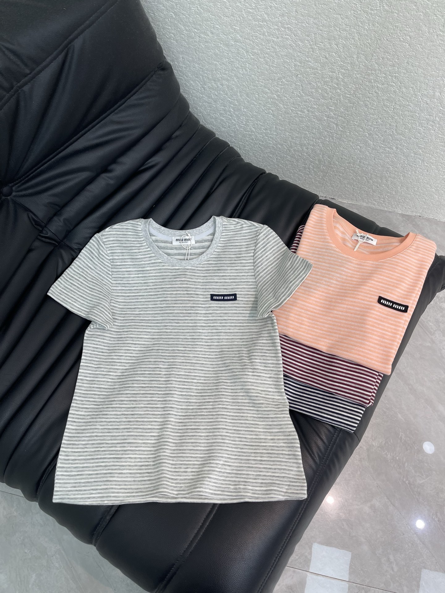 NO:838927,Miumi*26 new spring and summer label striped short-sleeved T-shirt. This is very good-looking. Made of pure cotton material. Small label on the left chest. Classic design with contrasting stripes. Straight version. Suitable for any body shape. SML,,miumiu,T-shirt,tees,t-shirt,19860909Miumi*26春夏新款标签条纹短袖T恤 这款很好看 纯棉面料材质 左胸小标签 撞色条纹经典设计 版型直筒 任何身形都能驾驭 SML,,miumiu,T-shirt,tees，t-shirt,,Women's clothing