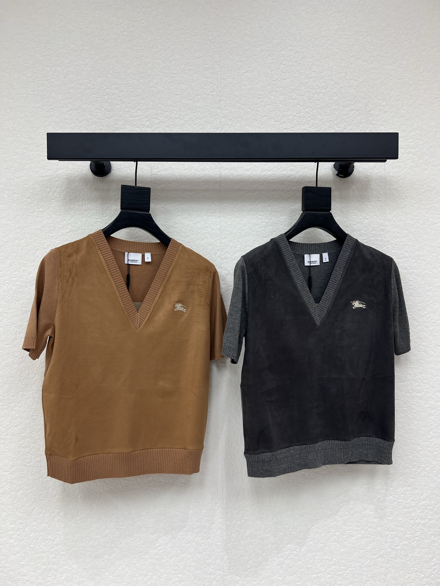NO:838897,Burberr*26 new spring and summer suede V-neck knitted short sleeves!  It adopts a retro brown tone and fine suede texture, with a classic V-neck and knitted rib edges. The embroidered war horse pattern on the chest highlights the tonality and can easily create a sense of hierarchy and a high-end atmosphere!  SML,,burberry,T-shirt,chamois leather,19860909Burberr*26春夏新款麂皮V领针织短袖！采用复古棕色调与细腻绒面质感,搭配经典V领与针织罗纹边,胸前刺绣战马图案点缀 凸显调性 都能轻松打造层次感与高级氛围！SML,,burberry,T-shirt,chamois leather,,Women's clothing