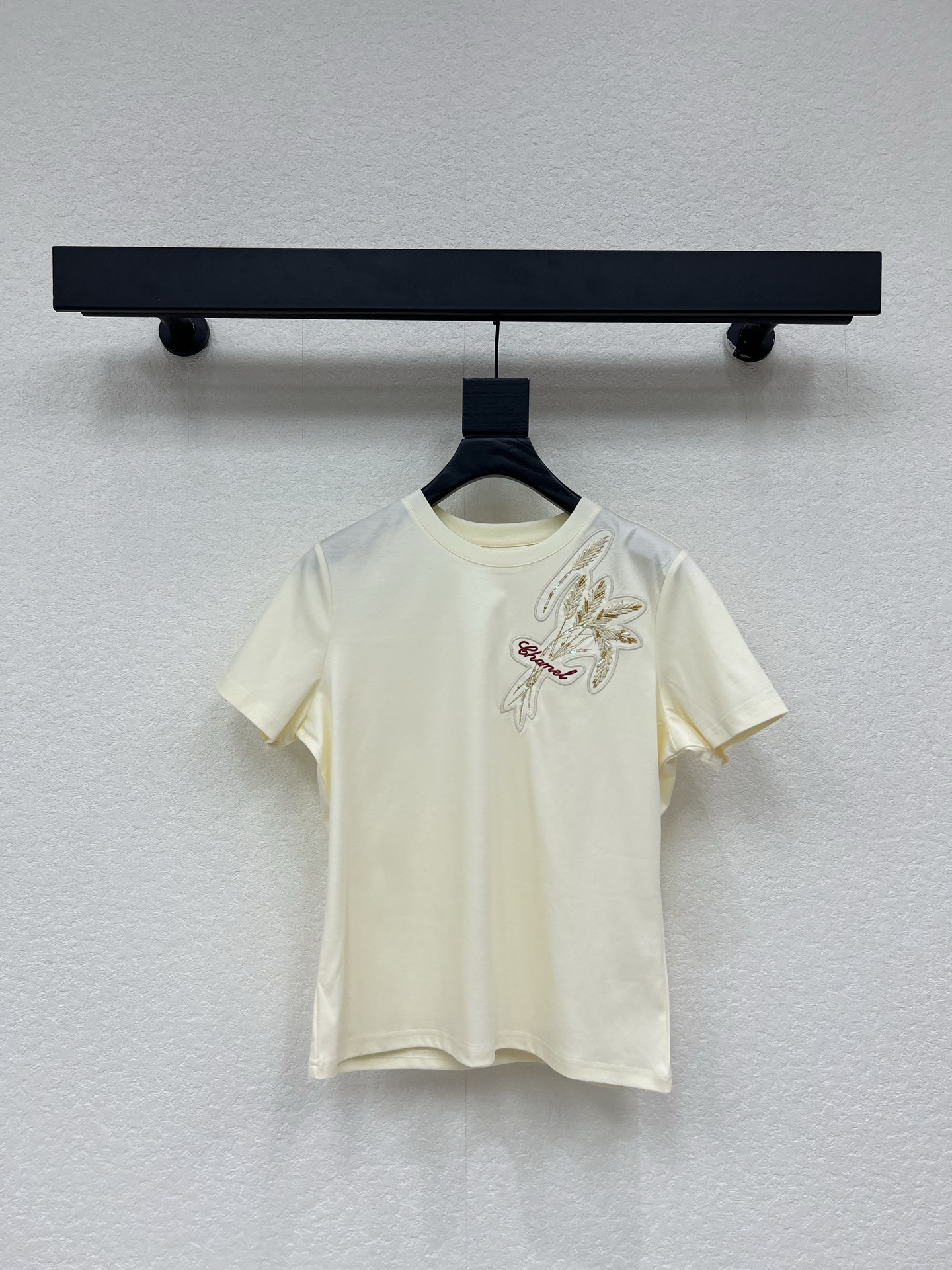 NO:839624,Chane*26 New Xiaoxiang Milk Apricot Color Embroidered Short-Sleeved T-shirt This milk apricot color short-sleeved T-shirt is made of pure cotton, soft and breathable, and super comfortable to wear in summer!  The left chest is exquisitely embroidered, with a low-key diamond feel, slightly shimmering in the sun, and full of Korean style atmosphere. The loose fit covers the flesh and makes you look slimmer. It goes well with jeans or skirts~ The short design lengthens the leg lines and can be easily held in daily outings and casual occasions. It is a versatile treasure item in summer!  SML,,chanel,skirts,jeans,T-shirt,tees,t-shirt,19860909Chane*26新款小香奶杏色刺绣短袖T恤这款奶杏色短袖T恤采用纯棉材质,柔软透气,夏天穿超舒服！左胸精致刺绣,低调钻感,阳光下微微闪,韩系氛围感满满.宽松版型,遮肉显瘦,搭配牛仔裤或半裙都很OK～短款设计拉长腿部线条,日常出街、休闲场合都能轻松hold住,是夏日百搭宝藏单品！SML,,chanel,skirts,jeans,T-shirt,tees，t-shirt,,Women's clothing