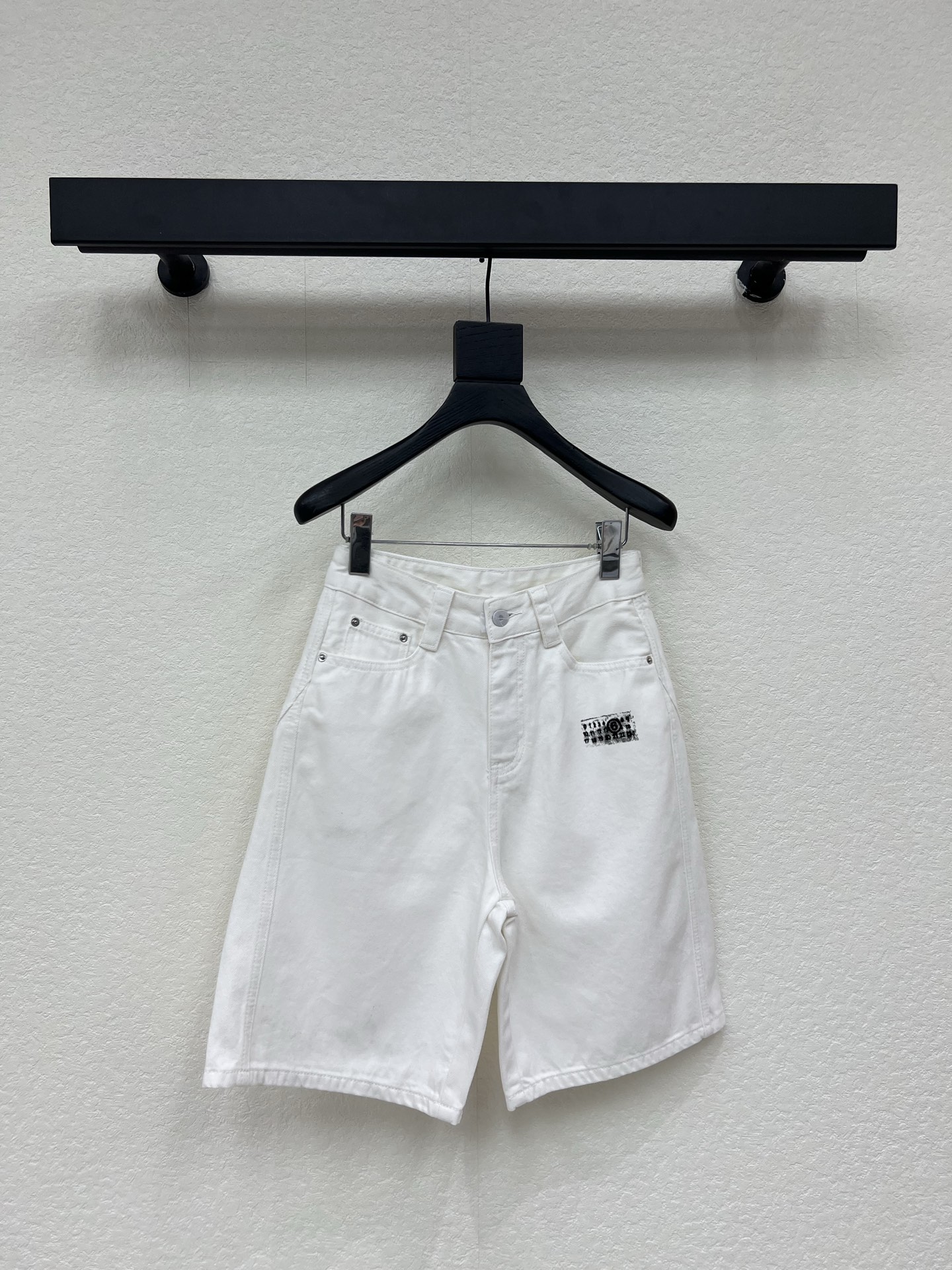 NO:838920,MM6*26 new classic digital print five-quarter jeans. A pair of white mid-length jeans is a must-have in summer. They are full of casual style. They can be worn by most people. They cover the flesh and make you look slimmer. It is an effortlessly fashionable item. It can be worn with a loose T or a slim T. It is casual and retro. SML,,masion margiela,jeans,19860909MM6*26新款经典数字印花五分牛仔裤 夏天必须得安排一条白色中裤,休闲范儿十足 大多数都能驾驭,遮肉显瘦 毫不费力让人时髦起来的单品 不管搭宽松T还是修身T都超 随性又复古 SML,,masion margiela,jeans,,Women's clothing