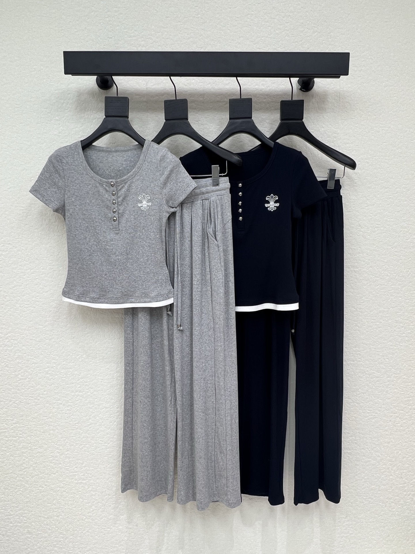 NO:838913,Kroxin*26 new casual suit with round neck short sleeves and trousers!  High-end customized printed slim-fitting T-shirt, paired with straight trousers. Minimalist style, French elegance and lazy style, casual and fashionable!  The three-dimensional tailoring version can be sweet or salty, and has a girlish style that reduces age. It can be worn in a variety of ways to make your upper body slimmer and taller!  Highly recommended for self-retention!  Imported high-density fabric has a great texture!  The quality of workmanship depends on the details SML, chrome hearts, T-shirt, tees, t-shirt,19860909克罗心*26新品圆领短袖搭配长裤休闲套装！ 高端定制印花修身T恤,搭配直筒长裤 极简主义风法式优雅的慵懒风, 休闲又时髦！ 立体剪裁版版型可甜可盐减龄少女风 多种穿法百搭上身显瘦又高挑！ 强烈推荐自留款！ 进口高密度面料质感超赞！ 做工品质看细节 SML,,chrome hearts,T-shirt,tees，t-shirt,,Women's clothing