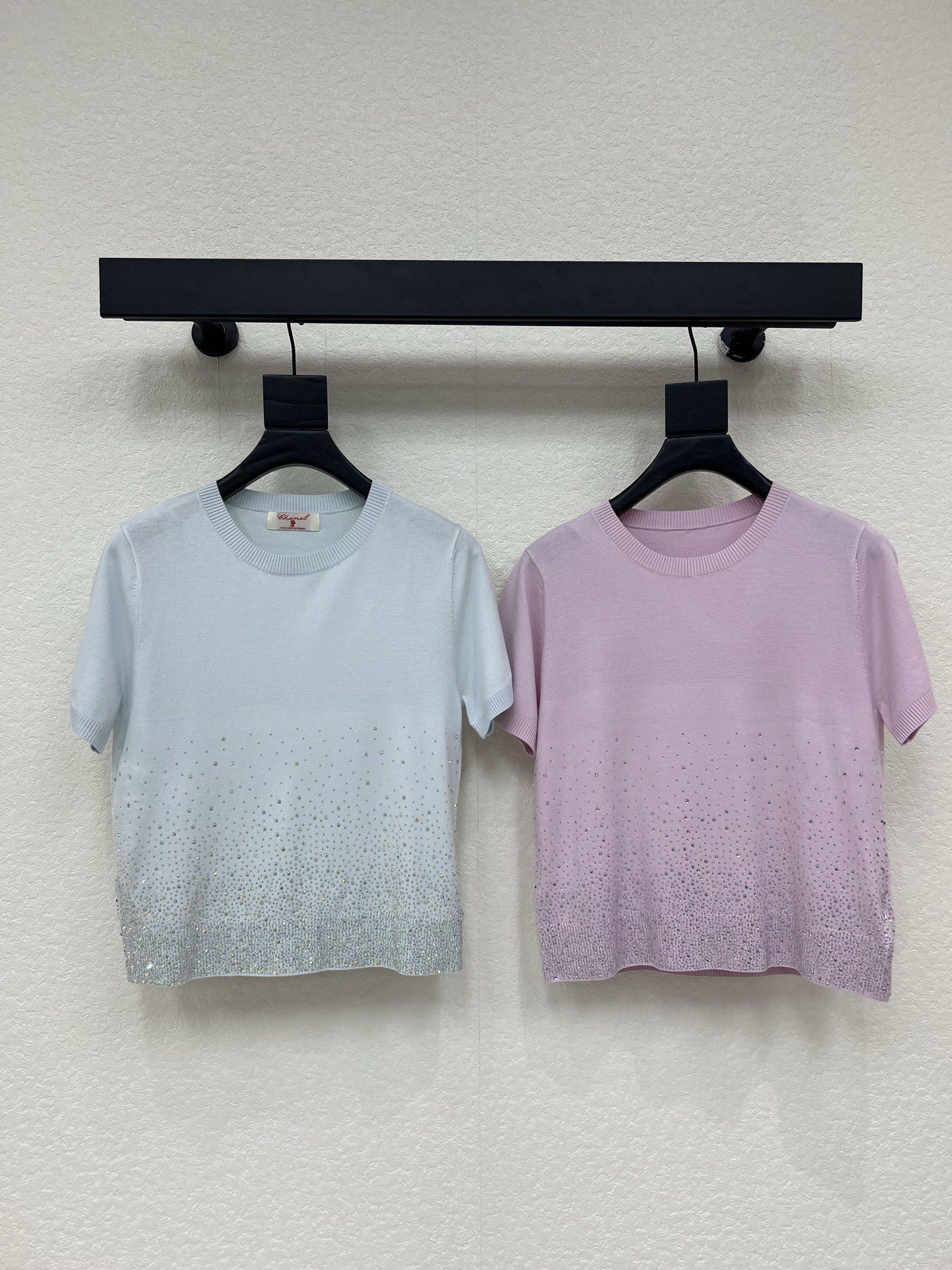 NO:840728,CHANE*26 new heavy-duty iron-on short-sleeved sweater. The fabric is soft and skin-friendly, making it super comfortable to wear in spring and summer!  Three-dimensional hot diamond design, gentle atmosphere, perfect round neck, slightly loose fit, strong tolerance, even fat sisters can easily control it ~ It can be worn for daily life, commuting, and dating, and it looks great with jeans, straight pants or skirts!  SML,,chanel,skirts,jeans,T-shirt,19860909CHANE*26新品重工烫钻短袖针织衫,面料柔软亲肤,春夏穿超舒服！立体烫钻设计,温柔氛围感满分圆领微宽松版型,包容性强,微胖姐妹也能轻松驾驭～日常、通勤、约会都能穿,搭配牛仔裤、直筒裤或半身裙都很出彩！SML,,chanel,skirts,jeans,T-shirt,,Women's clothing