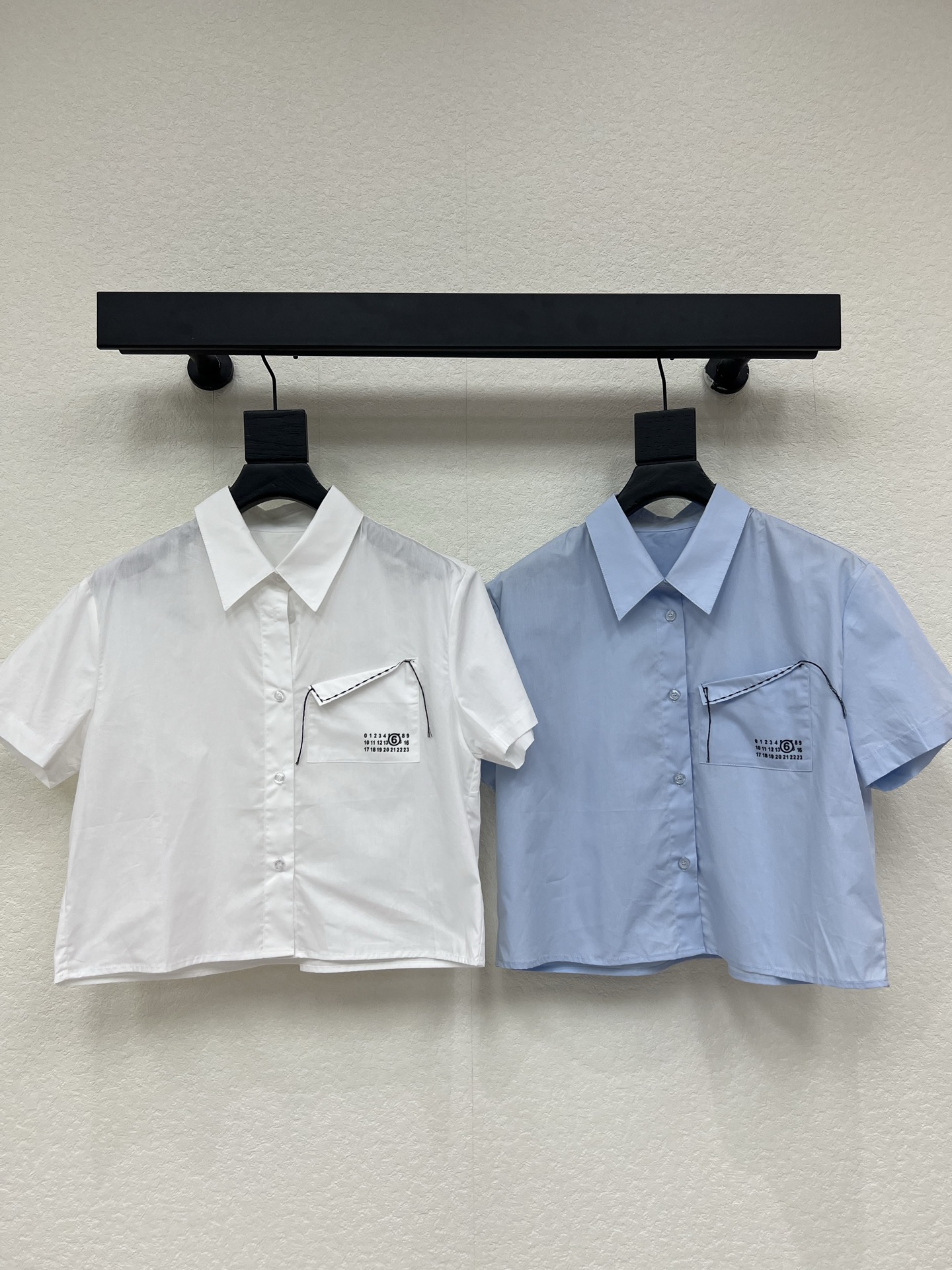 NO:839602,MM6*26 new patch embroidered short-sleeved shirt. It is a piece that you can wear with your eyes closed. It looks great with any combination. Customized fabrics and accessories. Classic washing process. The color is very high-end. It makes you look taller and slimmer. It is easy to wear. I love it for fashionistas. The upper body effect is great. It is the king of all-round matching. It can be matched with any way. It looks great with pants from the same series. SML, masion margiela, shirts, T-shirt,19860909MM6*26新品贴布刺绣短袖衬衫 闭眼入的单品 随便一搭都气质感爆棚 订制面辅料 经典洗水工艺 色调很高级 显高显瘦巨好穿,时髦精的大爱 上身效果超赞,万能搭配王  怎么搭配都 配同系列中裤巨好看 SML,,masion margiela,shirts,T-shirt,,Women's clothing