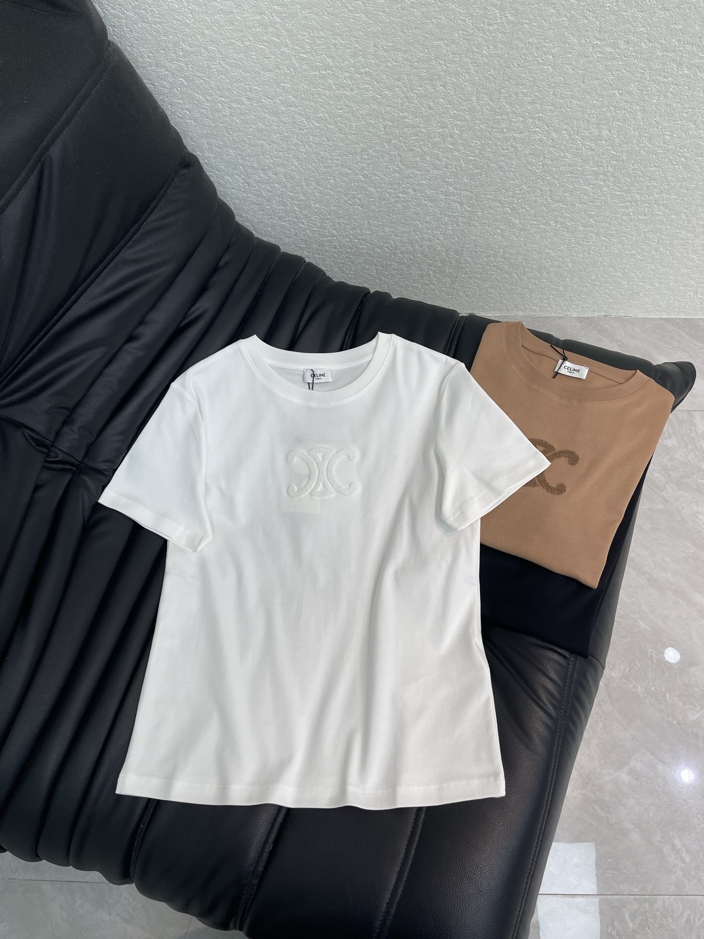 NO:839545,Celin*26 new spring and summer new style simple three-dimensional embroidered Arc de Triomphe logo short-sleeved T-shirt with Arc de Triomphe embroidery on the chest, perfect for recognition! Super suitable for summer wear ~ the regular version does not matter the body shape. It is OK to wear alone or inside. It is very fashionable with casual pants and denim skirts. It is easy to get the daily trend look! SML,,celine,skirts,T-shirt,tees,t-shirt,19860909Celin*26春夏新款简约立体刺绣凯旋门logo短袖T恤 胸前凯旋门刺绣 辨识度满分!夏天穿超合适~常规版型不挑身材 单穿or内搭都OK 搭配休闲裤 牛仔裙都很时髦 轻松get日常潮流look! SML,,celine,skirts,T-shirt,tees，t-shirt,,Women's clothing
