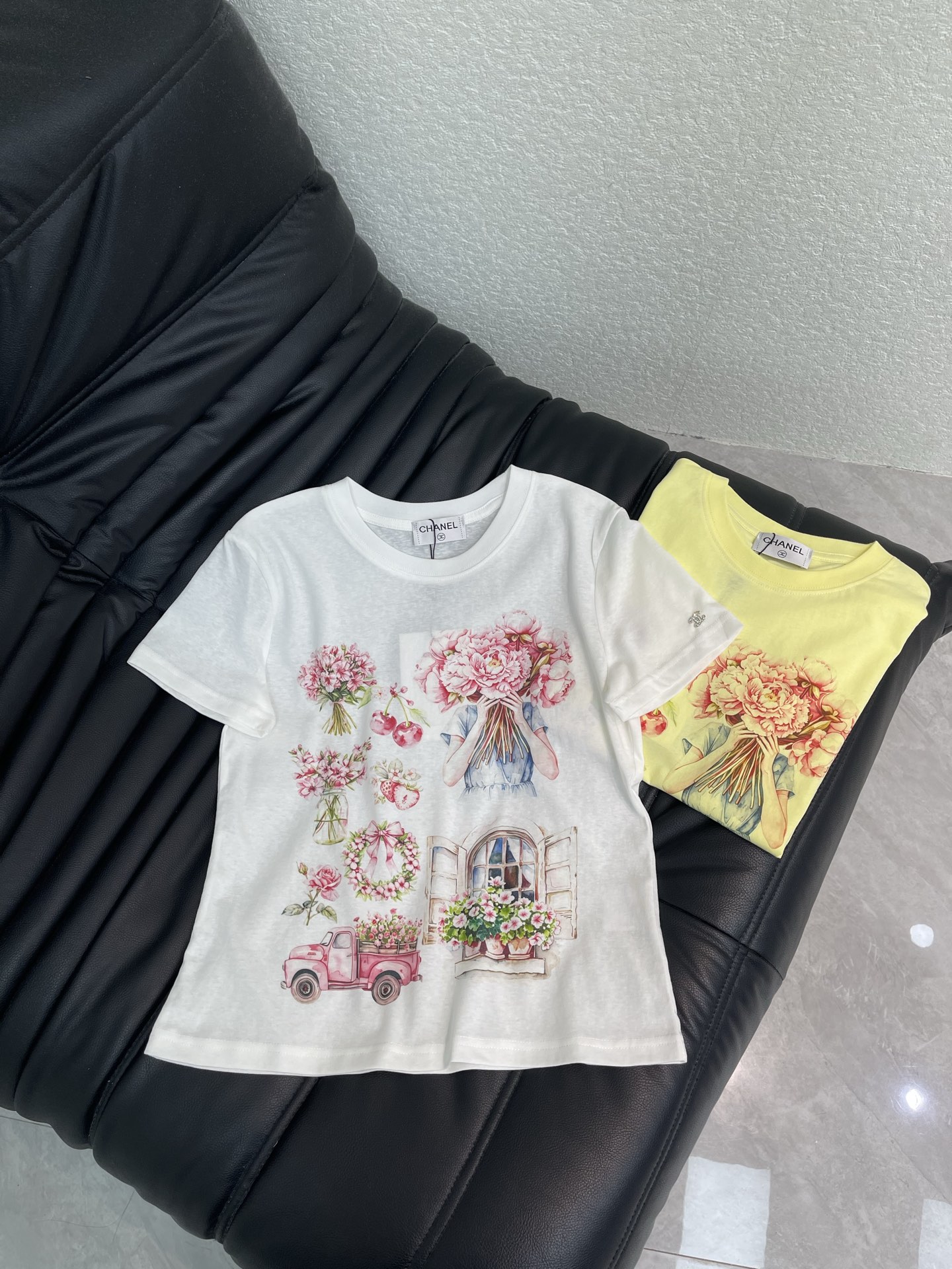 NO:840800,Chane*26’s new bouquet printed short-sleeved T-shirt has an exquisite fit that makes your upper body look slimmer!  Customized latest craftsmanship, low-key luxury!  Fashionable must-have items to unlock all outfits!  Look for our quality!  The classic items are fashionable and high-end, and the classic styles are versatile and easy to match!  SML,,chanel,T-shirt,tees,t-shirt,19860909Chane*26新品花束印花短袖T恤 精致版型上身巨显瘦！ 定制最新工艺 低调奢华！ 时髦精必备单品解锁所有穿搭！ 认准我家品质！经典单品时髦又高级 经典版型百搭不挑人！ SML,,chanel,T-shirt,tees，t-shirt,,Women's clothing