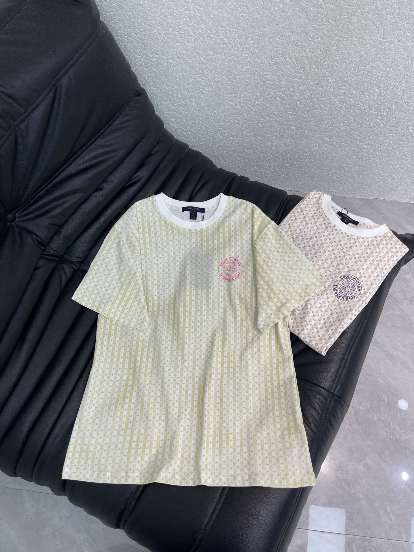 NO:839550,Louis Vuitto*26 new spring and summer striped presbyopia small letter printed short-sleeved T-shirt, made of light and breathable pure cotton fabric, super comfortable to wear in spring and summer!  Simple round neck + geometric print, the brand logo on the left chest is very recognizable. The light green and off-white color scheme is fresh and versatile, and can be easily worn for commuting and leisure. The cut is loose, comfortable and fashionable, and it looks great with jeans or casual pants, and you can easily get a simple and high-end look!  SML,,louis vuitton,jeans,T-shirt,tees,t-shirt,19860909Louis Vuitto*26春夏新款条纹老花小字母印花短袖T恤,采用轻薄透气纯棉面料,春夏穿超舒服！简约圆领+几何印花,左胸品牌标志超有辨识度.浅绿和米白配色,清新百搭,通勤休闲都能轻松驾驭.剪裁宽松,舒适又时髦,随便搭牛仔裤or休闲裤都很出彩,轻松get简约高级感！SML,,louis vuitton,jeans,T-shirt,tees，t-shirt,,Women's clothing