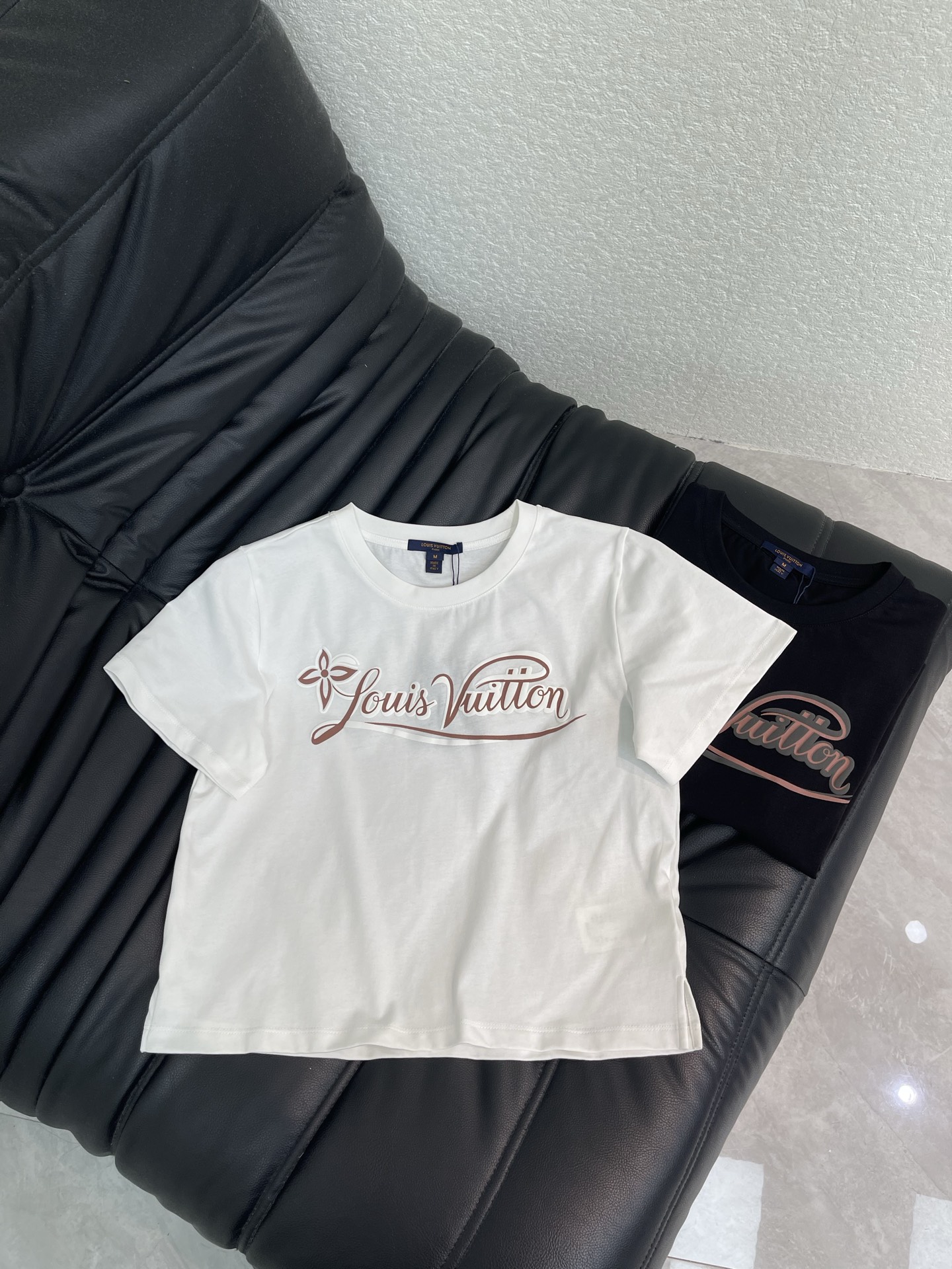 NO:839557,Louis Vuitto*26 new spring and summer four-leaf clover graffiti letter short-sleeved T-shirt, available in black and white, with a super recognizable gradient logo design!  High-quality cotton material, breathable and comfortable, very suitable for spring and summer. The short version is loose and not flattering on the figure, making it easy to create street style or casual style. Logo flocking technology, perfect texture, attention to detail is a must!  Whether worn with overalls or denim shorts, you can easily wear it with a sense of fashion. It is a versatile artifact for daily outings. SML, Louis Vuitton, shorts, T-shirt, tees, t-shirt,19860909Louis Vuitto*26春夏新款四叶草涂鸦字母短袖T恤,黑白两色可选,渐变Logo设计超有辨识度！高品质棉料,透气又舒适,春夏穿超合适.短款版型,宽松不挑身材,轻松打造街头风或休闲风.Logo植绒工艺,质感满分,细节控必入！无论搭工装裤还是牛仔短裤,都能轻松穿出潮流感,是日常出街的百搭神器SML,,louis vuitton,shorts,T-shirt,tees，t-shirt,,Women's clothing