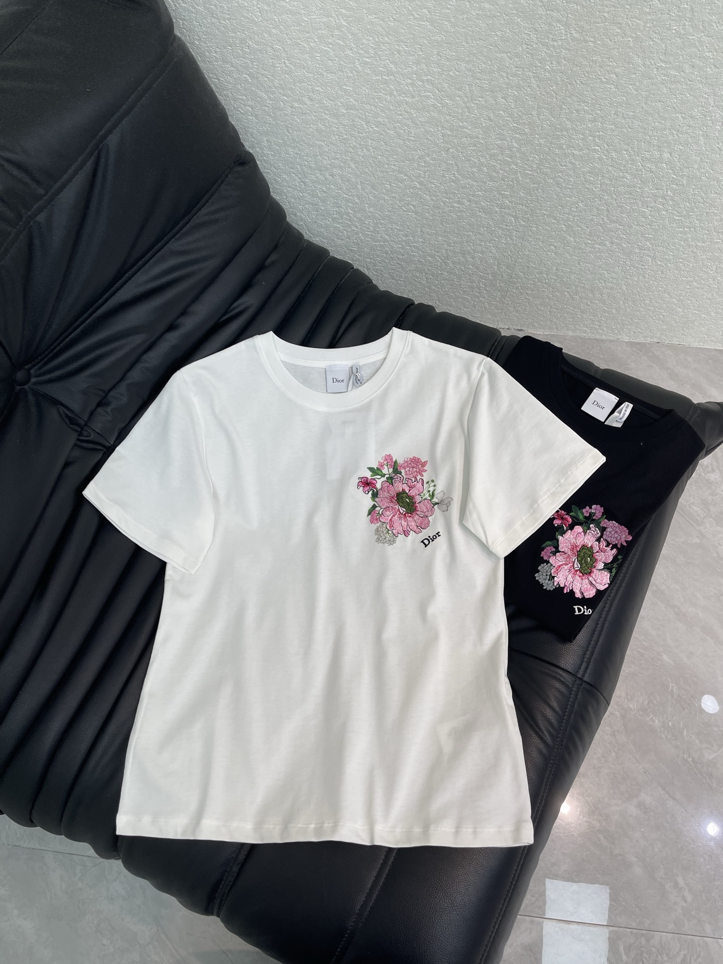 NO:839564,Louis Vuitto*26 new spring and summer short-sleeved T-shirt with floral embroidery letters. Made of pure cotton fabric. Excellent breathability. Floral logo embroidery on the chest. Round neck design is simple and versatile. Regular fit is not picky. Easily control various styles. Whether paired with jeans or skirts, you can easily wear it with a high-end feel. It is suitable for daily casual or light luxury occasions. SML, Louis Vuitton, skirts, jeans, T-shirt, tees, t-shirt,19860909Louis Vuitto*26春夏新款花卉刺绣字母短袖T恤 采用纯棉面料 透气性超棒 胸前花卉logo刺绣 圆领设计简约百搭 常规版型不挑身材 轻松驾驭各种风格 无论配牛仔裤还是半裙 都能轻松穿出高级感 日常休闲或轻奢场合都很适合哦 SML,,louis vuitton,skirts,jeans,T-shirt,tees，t-shirt,,Women's clothing