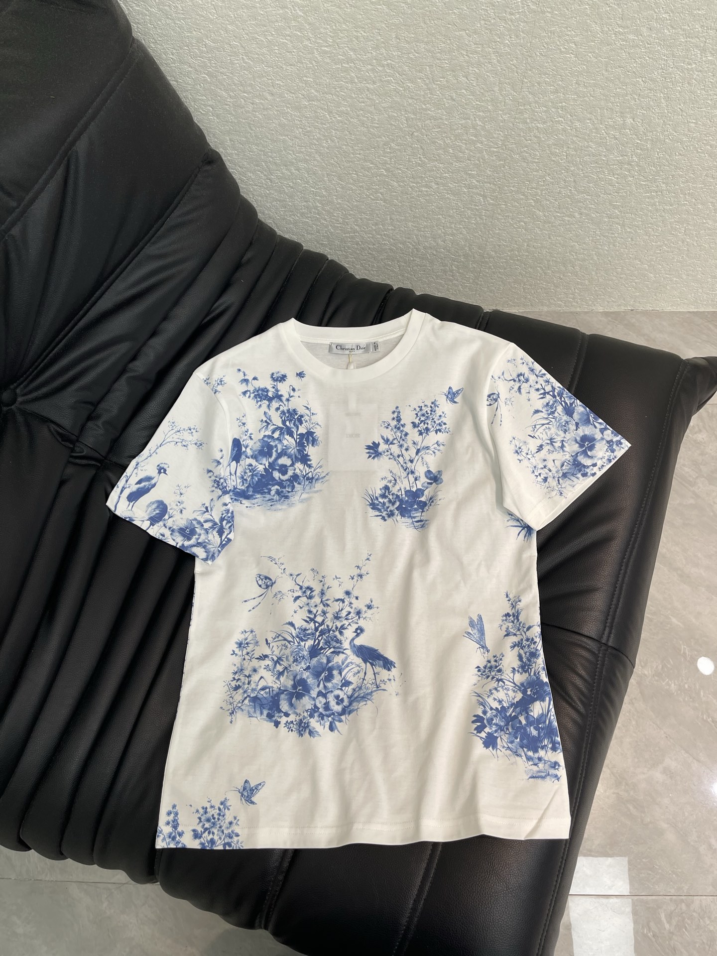 NO:839575,Dio*26 new summer printed short-sleeved T-shirt top. Pure cotton fabric is soft and smooth. Round neck regular fit. Blue and white flower and bird prints are completely non-contrasting. It has a sense of artistic atmosphere. Comfortable and slim. Very versatile for daily wear. Whether paired with jeans or skirts, you can easily get the cool national style or French elegant style. One color SML, dior, skirts, jeans, T-shirt, tees, t-shirt,19860909Dio*26夏季新款印花短袖T恤上衣 纯棉面料柔软垂顺 圆领常规版型 蓝白花鸟印花完全不撞款 自带艺术氛围感 舒适又显瘦 日常穿搭超百搭 无论配牛仔裤还是半裙 都能轻松get清冷国风or法式优雅风 一色SML,,dior,skirts,jeans,T-shirt,tees，t-shirt,,Women's clothing