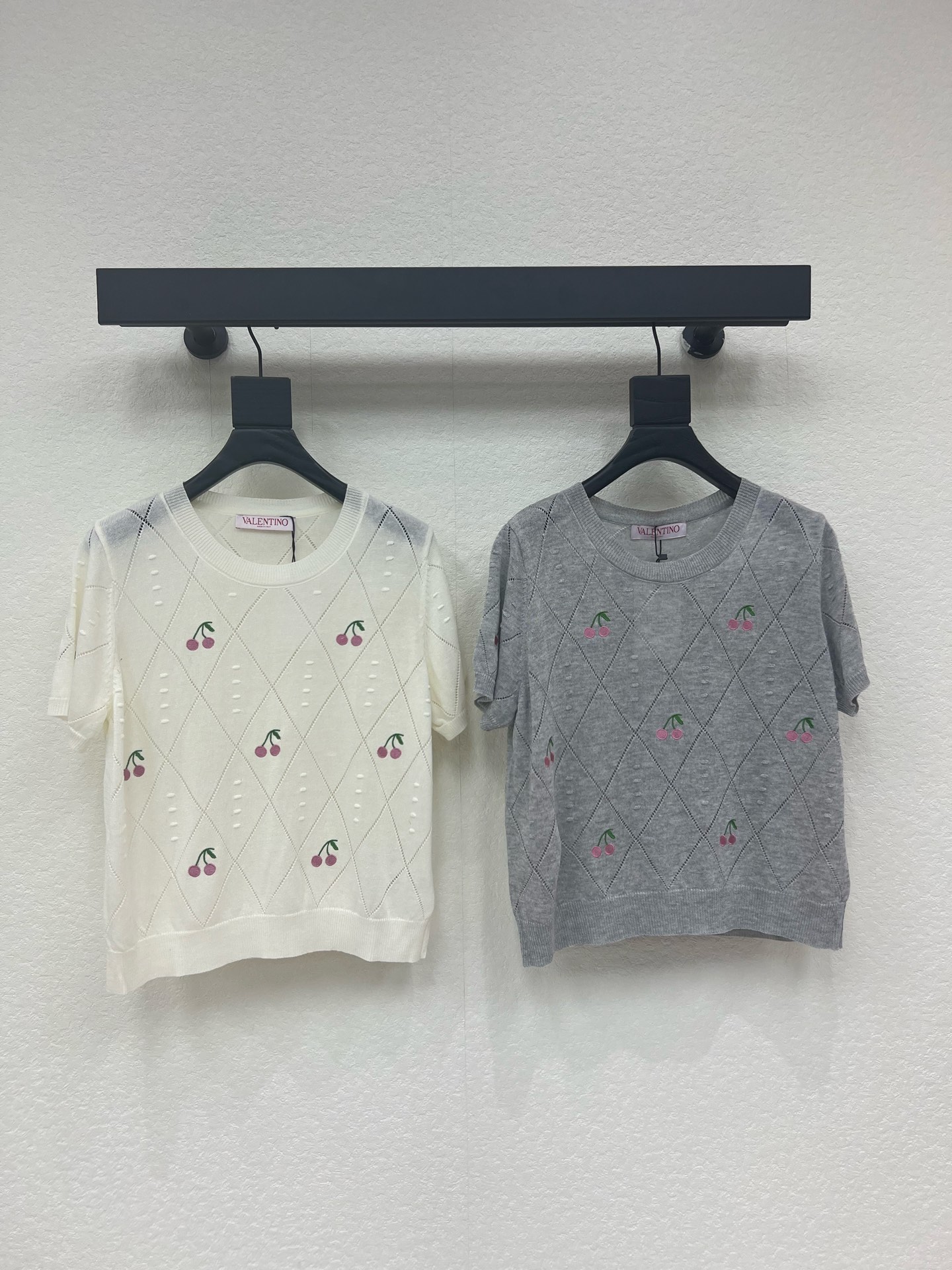 NO:838891,VALENTIN*26 new spring and summer rhombus cherry knitted short sleeves!  Customized imported ice silk material, high-grade and breathable texture, knitted short-sleeved cut, all-over embroidered cherry pattern, full of sweetness and cuteness, letter logo embellishment on the chest, showing a relaxed tone!  SML,,valentino,T-shirt,19860909VALENTIN*26春夏新款菱格樱桃针织短袖！定制进口冰丝材质 质感高级透气 针织短袖剪裁 通体刺绣樱桃图案 甜美可爱感十足 胸前字母徽标点缀 尽显松弛调性！SML,,valentino,T-shirt,,Women's clothing