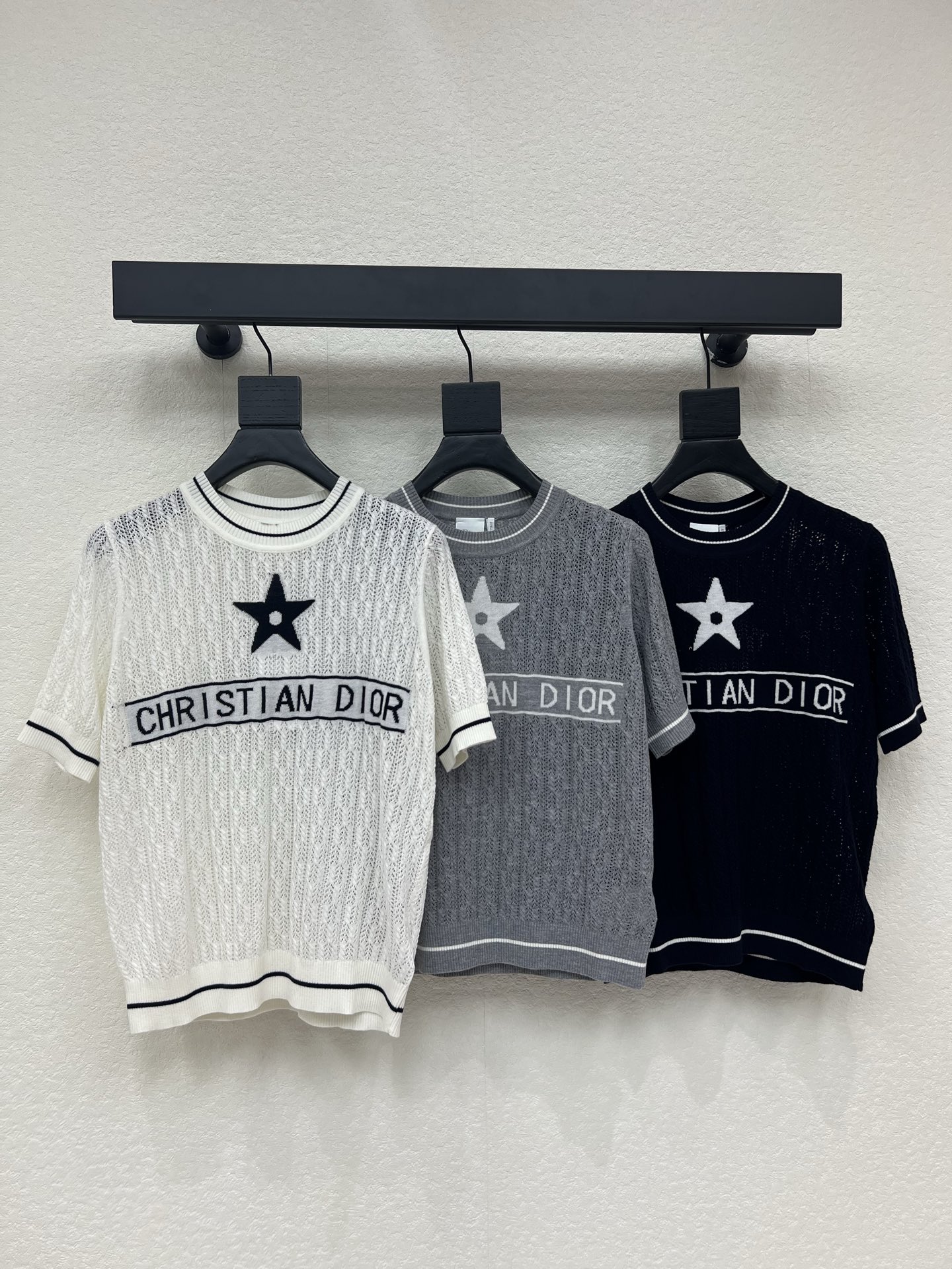 NO:838869,Dio*26 spring and summer new style cable hollow round neck knitted short sleeves!  Weaved with custom imported knitted yarn material, it is light, soft, comfortable and breathable. The five-pointed star and horizontal bar letter logo pattern is embellished on the front of the chest. It highlights the high-end tonality of the brand and highlights the high-end sense of the outfit. It allows simple styles to be worn with exquisite personality and the outfit shows a relaxed tonality!  SML,,dior,T-shirt,19860909Dio*26春夏新款绞花镂空圆领针织短袖！定制进口针织纱线材质织造 轻薄柔软 舒适透气 胸前提花五角星横杠字母logo图案点缀 彰显品牌高级调性 凸显穿搭高级感 让简单款式穿出个性精致 穿搭尽显松弛调性！SML,,dior,T-shirt,,Women's clothing