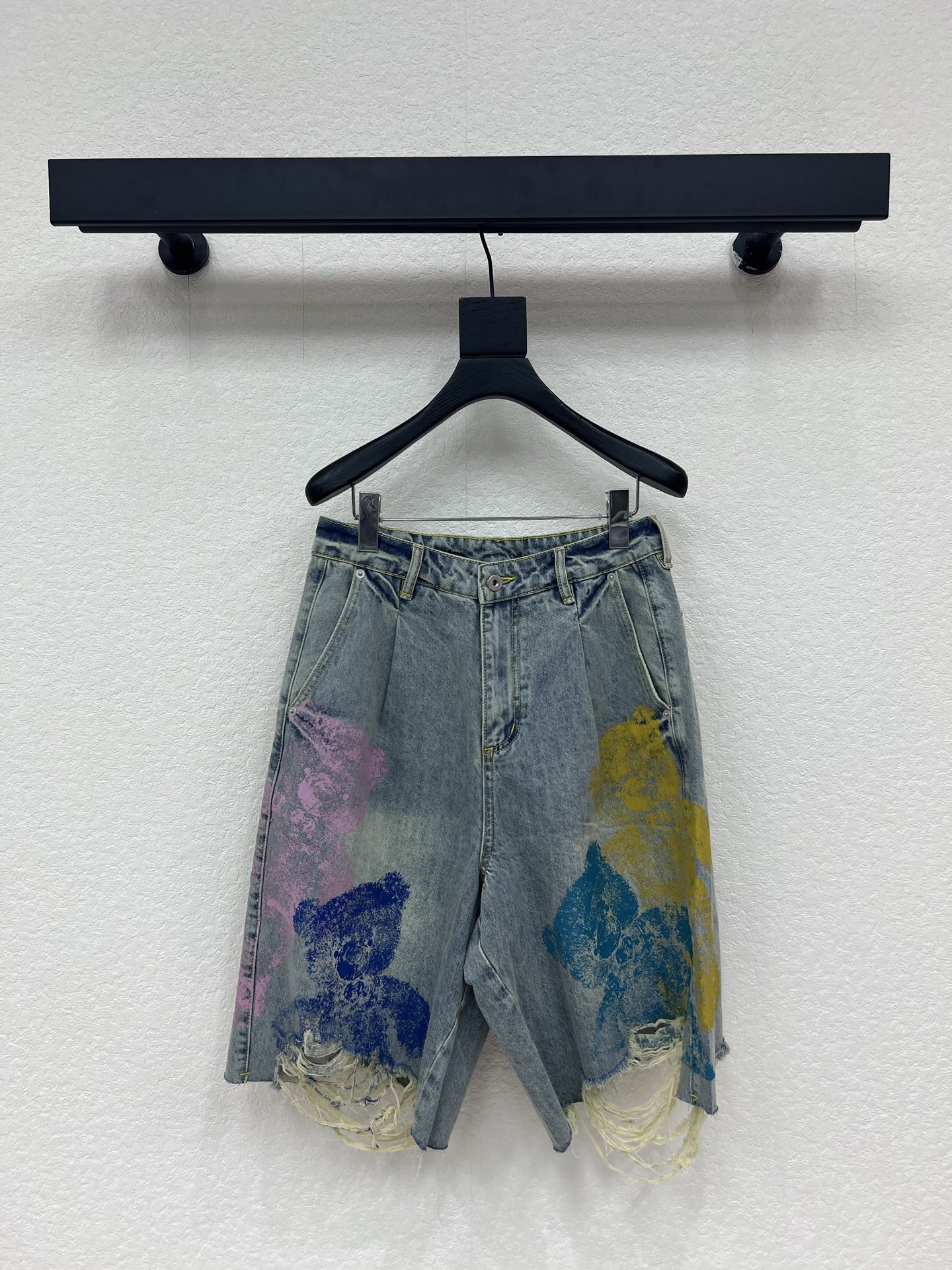 NO:839597,New arrivals | No label - UOOYA* black bear printed denim pants. Popular childlike retro style!  Pear-shaped straight leg ripped denim shorts adopt distressed offset printing technology to restore the hand-painted texture of watercolor smudges. The blue and yellow gradient bear pattern is naturally distributed on the pants body, giving it a retro and distressed atmosphere. It is neither obtrusive nor cheap. The trouser legs are hand-worn and have long tassel raw edges, and the irregular tassels naturally hang down, giving it a casual street atmosphere.  It is made of light blue and yellowish stone-washed denim. After a special distressed washing process, it presents a natural retro yellowing effect. It has a sense of age and is soft and skin-friendly, while retaining the stiffness of denim. The high waistband + pleated front panel not only raises the waistline, but also increases the crotch space, perfectly accommodates the fake crotch width, thigh meat, and the effect of hiding the flesh. Material Cotton Color Blue Size S-M-L,,19860909新品上新｜无标-UOOYA*乌丫小熊印花牛仔中裤.爆款童趣复古做旧风！梨形天菜直筒破洞牛仔五分裤 采用做旧胶印工艺,还原水彩晕染的手绘质感,蓝黄渐变的小熊图案自然分布在裤身,自带复古做旧氛围感,不突兀不廉价. 裤脚采用手工磨破+长流苏毛边处理,不规则流苏自然垂落,自带街头随性氛围 采用浅蓝泛黄的石洗牛仔布,经过特殊做旧水洗工艺,呈现自然的复古泛黄效果,自带年代感,手感柔软亲肤,同时保留牛仔的挺括度. 高腰腰头+前片打褶,拉高腰线的同时,增加胯部空间,完美包容假胯宽、大腿肉,藏肉效果拉满. 材质棉 颜色蓝色 尺码S-M-L,,,Women's clothing