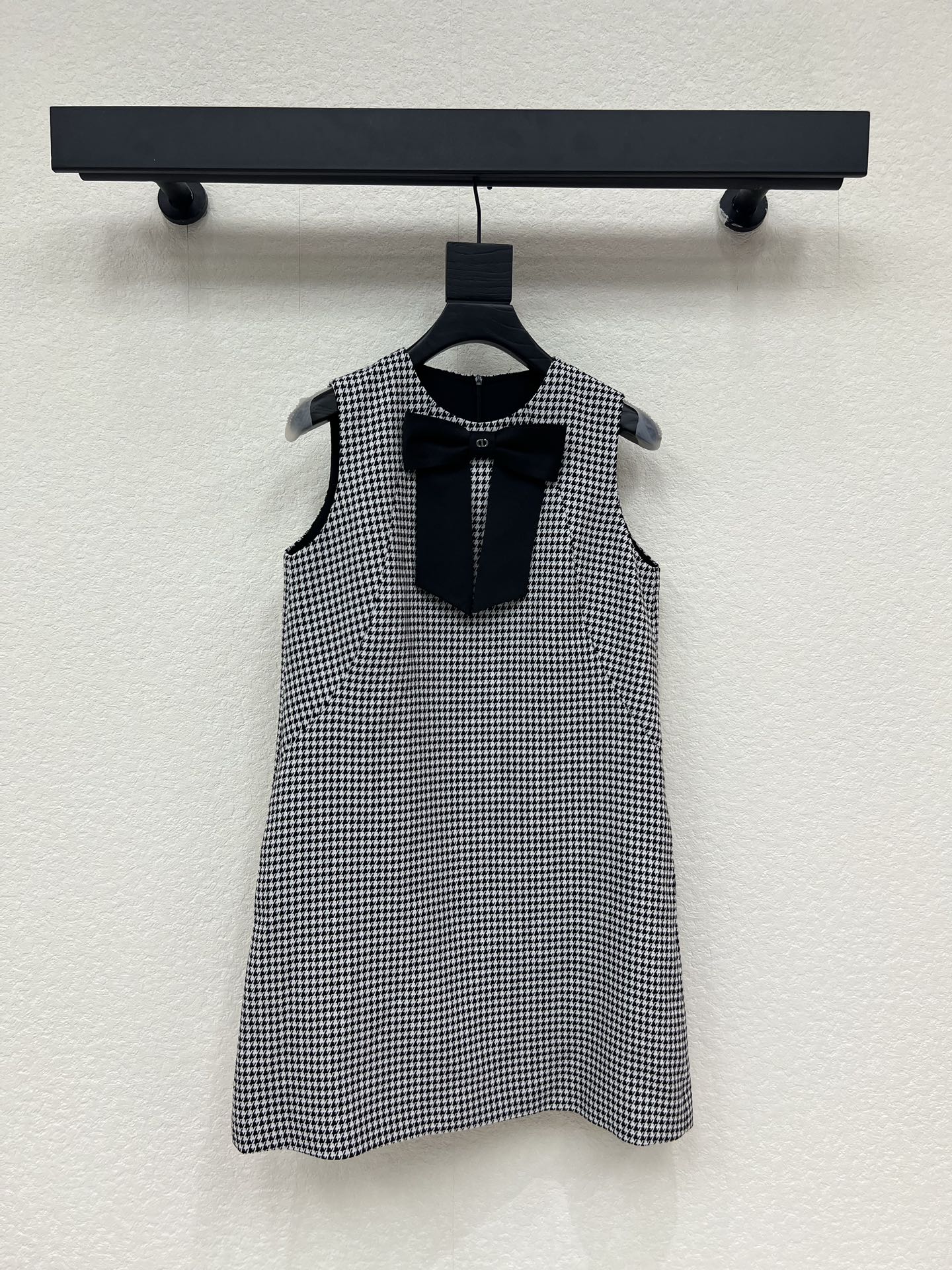 NO:840853,Dio*26 new spring and summer French lady style classic black and white houndstooth sleeveless waisted mid-length dress. It is both intellectual and noble. The customized textured houndstooth fabric is very high-end. The neckline is matched with a black bow to show elegance. The A-line loose version is super slim and is very tolerant to the body. It can be easily worn in daily or formal occasions. SMLXL, dior, skirts,19860909Dio*26春夏新品法式名媛风经典黑白千鸟格无袖收腰中长款连衣裙 是兼具知性与贵气 定制肌理感千鸟格面料很高级 领口搭配黑色蝴蝶结尽显优雅气质 A字宽松版型超显瘦 对身材包容度极高 日常或正式场合都能轻松驾驭SMLXL,,dior,skirts,,Women's clothing