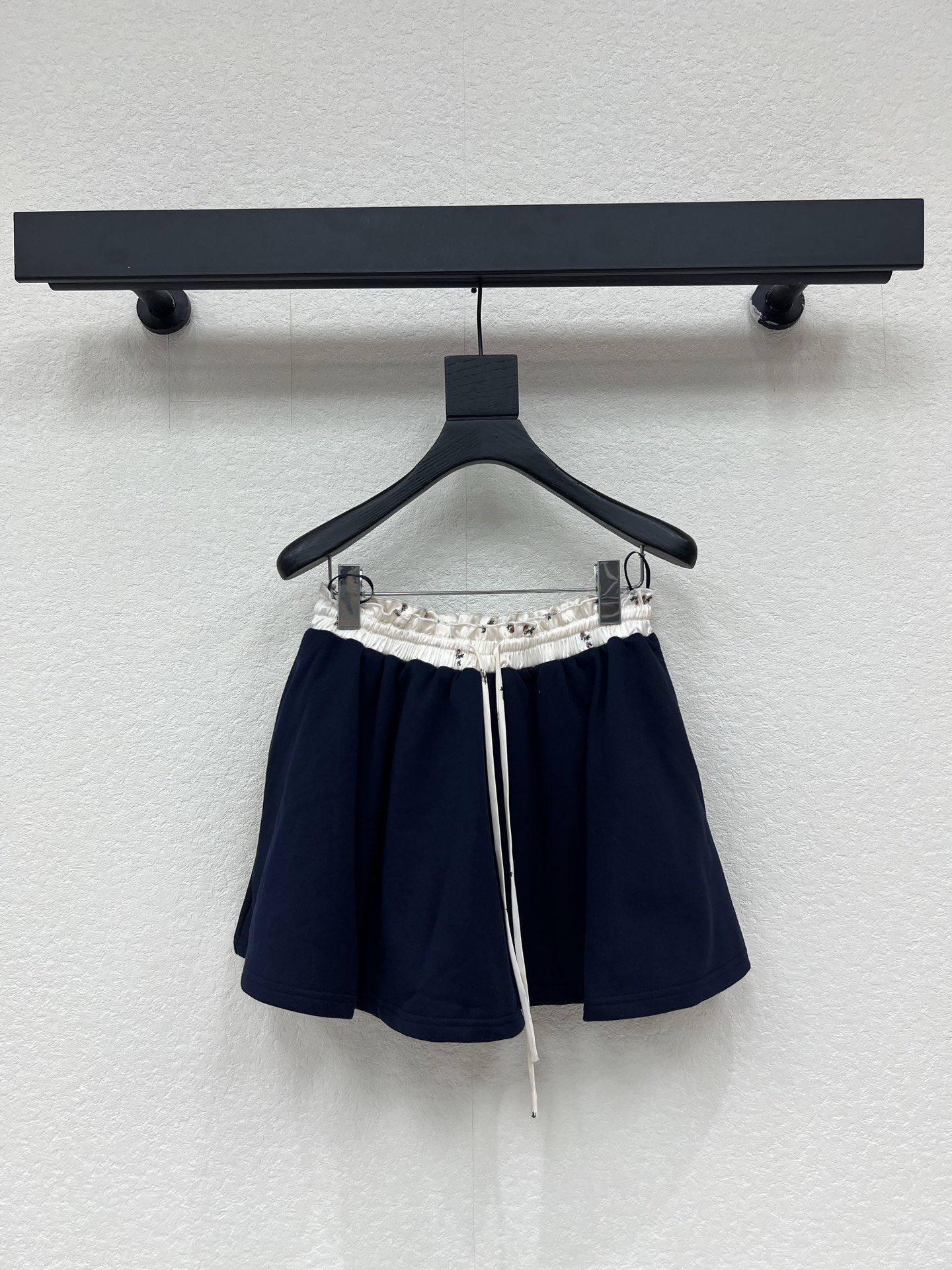 NO:843120,Niche design JORYA 26 new sweet girl style navy blue flower bud high-waisted A-line short skirt. The short A-line tutu skirt can raise the waistline and optimize the proportion. It can be salty or sweet. The beige floral contrast waist details are very delicate. It is fashionable yet sweet style. The ultra-short design can easily show long legs. The upper body looks light and energetic. It can be salty or sweet, girly style SML,,skirts,19860909小众设计JORYA 26新品甜妹风藏蓝色花苞高腰A字短裙 短款A字蓬蓬裙既能拉高腰线优化比例 可盐可甜 米白色碎花撞色腰头细节很精致 时髦又不失甜美的风格 超短设计轻松显长腿 上身看起来轻盈又活力 可盐可甜少女风SML,,skirts,,Women's clothing
