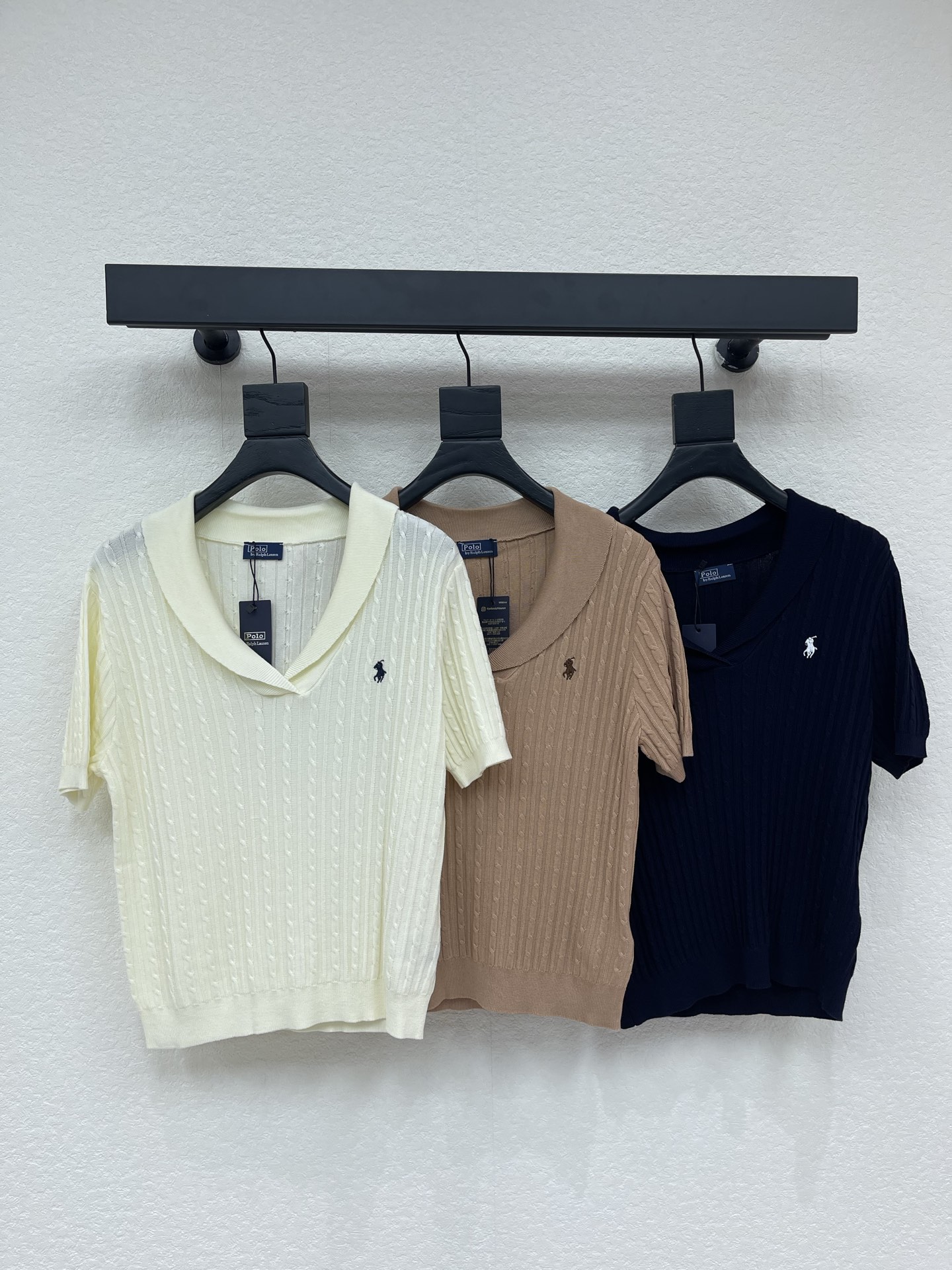 NO:840199,Ralph lauren polo Ralph's 26 spring and summer new style lapel twist knitted short sleeves!  Customized cotton wool knitted yarn material is soft and skin-friendly. The all-over twist texture is high-end, simple and detailed. The pony embroidery on the chest is super recognizable. The regular version is slim but not tight. It is versatile and does not choose your figure. A must-have for daily wear!  SML,,loro piana,T-shirt,19860909Ralph lauren polo拉夫26春夏新款翻领麻花针织短袖！定制棉毛针织纱线材质 柔软亲肤 通体麻花纹理高级简约又有细节感 胸前小马刺绣超有辨识度 常规版型显瘦不紧绷 百搭不挑身材 日常穿搭必备！SML,,loro piana,T-shirt,,Women's clothing