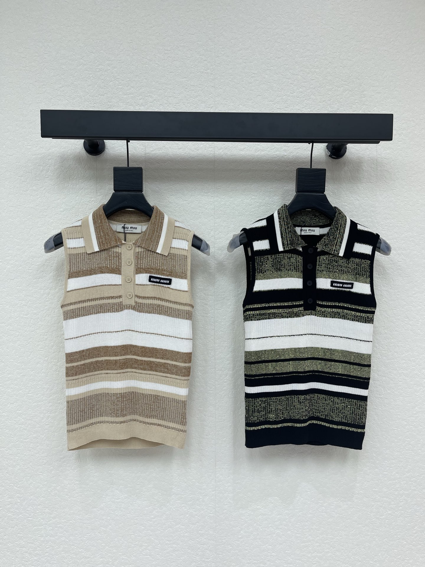 NO:840194,MiuMi*26 new spring and summer striped knitted lapel vest!  Customized imported knitted material, soft and skin-friendly, comfortable and stylish. Thick and thin stripes on the body are intertwined to add layering to the look. The iconic letters and logos are embellished on the chest to highlight the brand's tone. The retro style is strong. The development of surface accessories. Lapel vest top tailoring. Playfully wear to reduce age and look whiter!  SML,,miumiu,19860909MiuMi*26春夏新款条纹针织翻领背心！定制进口针织材质 柔软亲肤 舒适有型 大身粗细条纹交织 增添造型层次感 胸前点缀标志性字母徽标装饰 彰显品牌调性 复古风格强烈 面辅料开发 翻领背心上衣剪裁 穿搭俏皮减龄显白！SML,,miumiu,,Women's clothing