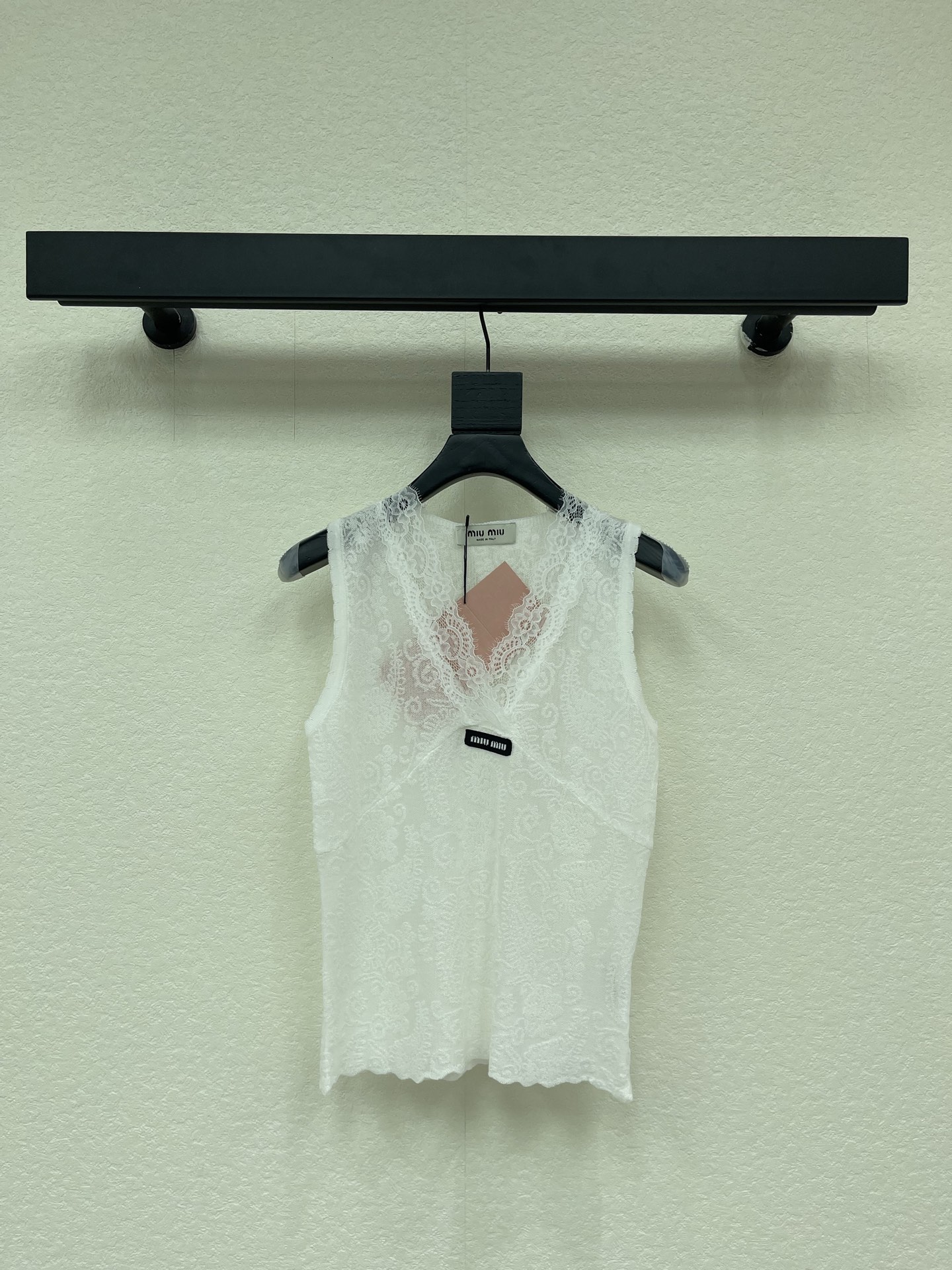 NO:840212,MiMi*26 new spring and summer hollow lace knitted vest!  Weaved with custom yarn material, high-end texture. Vest cut. Full-body hollow pattern design. Elegant and layered. The MM logo on the chest is very recognizable. It is versatile to wear alone or layered with!  SML,,19860909MiMi*26春夏新款镂空花边针织背心！定制纱线材质织造 质感高级 背心剪裁 通体镂空花纹设计 优雅又有层次感 胸前MM徽标标志超有辨识度 单穿或内搭都很百搭！SML,,,Women's clothing