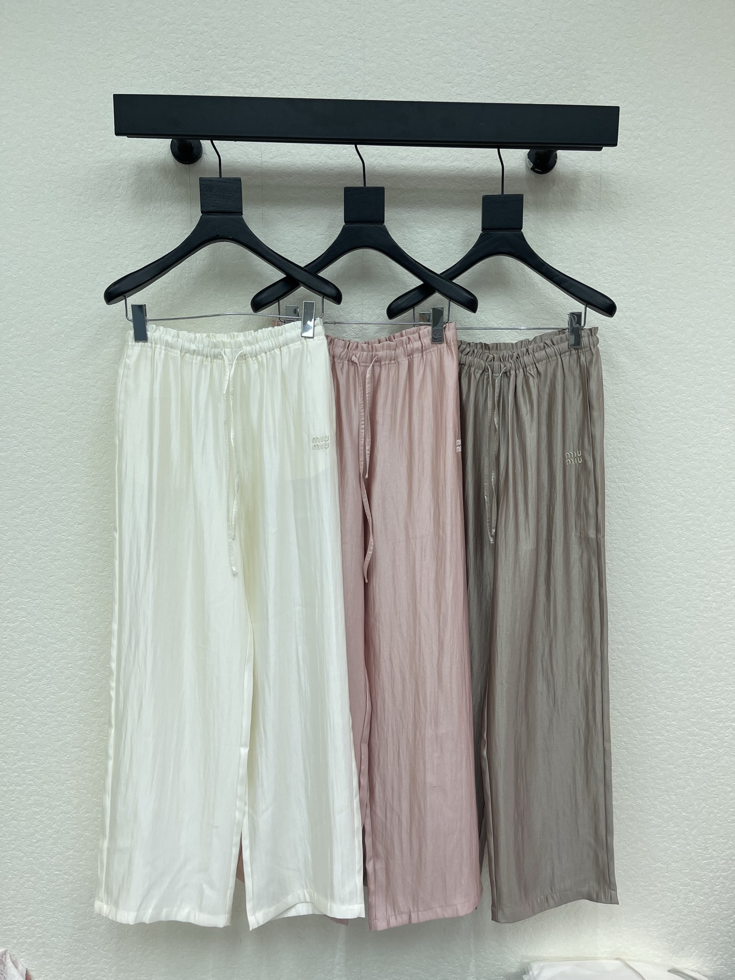 NO:843134,Miumi*26 new spring and summer drawstring wide-leg casual pants. Blended cotton fabric. High-waisted drawstring design. Adjustable elasticity. Suitable for all body types. Comfortable to wear. Loose straight fit. Good drape. Modify leg shape. Easily create a lazy style. Versatile and not picky. Commuting and vacation. Can be easily managed in daily life. It looks great with T-shirts or shirts. Three-color SML,,miumiu,shirts,tees,t-shirt,19860909Miumi*26春夏新款抽绳阔腿休闲裤 混纺棉质面料 高腰抽绳设计 松紧可调 适合各种身材 穿着自在不勒 宽松直筒版型 垂感好 修饰腿型 轻松打造慵懒风 百搭不挑人 通勤 度假 日常都能轻松驾驭 搭配T恤或衬衫都很出彩哦 三色SML,,miumiu,shirts,tees，t-shirt,,Women's clothing