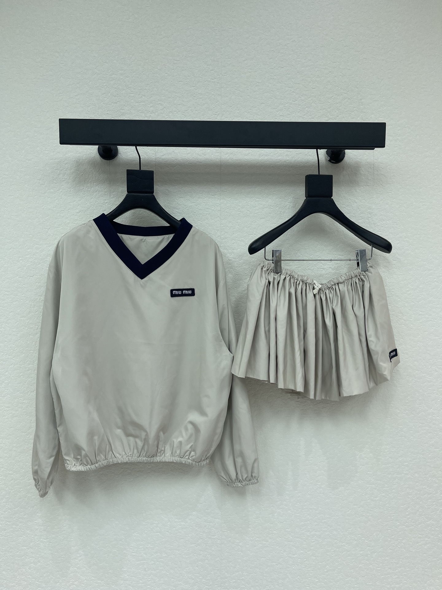 NO:840805,Miumi*26 new spring and summer V-neck long-sleeved top + pleated strap skirt. Contrast color V-neck design, modify the neck line, with a refreshing feeling. Loose lantern sleeve top, comfortable to hide the flesh, lazy and not picky. Drawstring bud short skirt, easily create a high waistline, optimize body proportions. Light and breathable fabric, no burden to wear in spring and summer. One-piece lazy wear, suitable for daily, vacation, dating scenes. SML top AA23988360  skirt,,miumiu,skirts,19860909Miumi*26春夏新款V领长袖上衣+褶皱绑带半裙.撞色V领设计,修饰颈部线条,自带清爽感 宽松灯笼袖上衣,舒适藏肉,慵懒不挑人 抽绳花苞短裙,轻松打造高腰线,优化身材比例 轻薄透气面料,春夏穿着无负担 一套式懒人穿搭,适配日常、度假、约会多种场景.SML 上衣AA23988360 半裙,,miumiu,skirts,,Women's clothing
