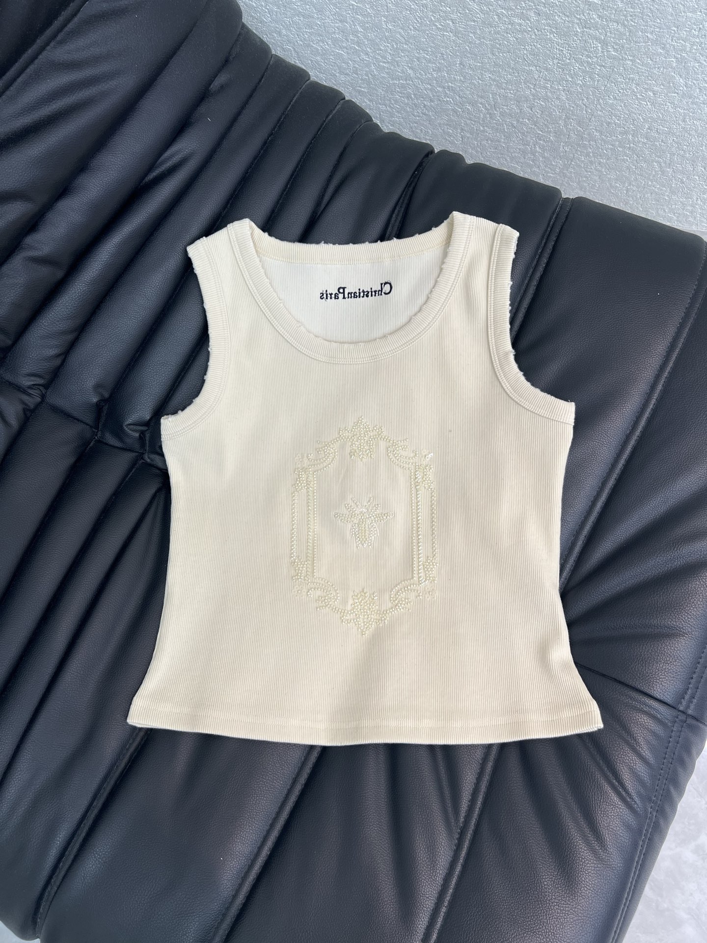 NO:840772,Dio*26 new bee beaded embroidery vest is made of light beige knitted fabric, soft and elastic, and super comfortable to wear next to the body. Exquisite beaded embroidery on the front, retro and elegant, perfect details, high brand recognition. Simple round neck, versatile to wear alone or inside in summer, easy to match with high-waisted pants and skirts, casual and elegant switch at will. It can be easily used for daily outings and parties, fashionable and practical. SML,, dior, skirts,19860909Dio*26新款蜜蜂钉珠刺绣背心,采用浅米黄色针织面料,柔软有弹性,贴身穿着超舒适.正面精致钉珠刺绣,复古优雅,细节满分,品牌辨识度高.圆领简约,夏天单穿或内搭都很百搭,轻松搭配高腰裤、半身裙,休闲优雅随心切换.日常出街、聚会都能轻松驾驭,时髦又实用.SML,,dior,skirts,,Women's clothing