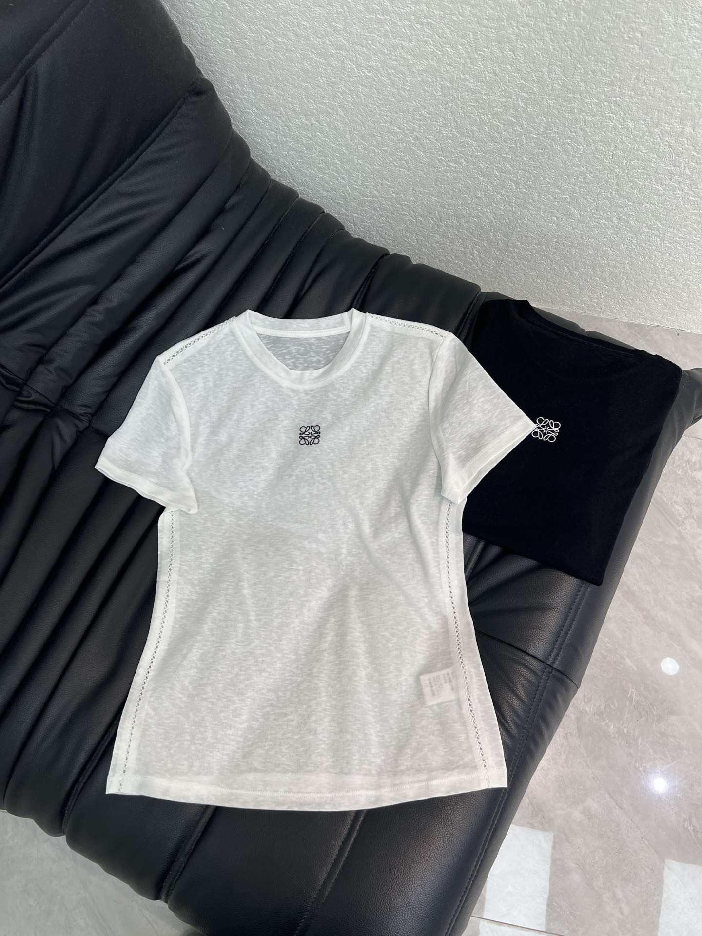 NO:843105,LOEW*26 new spring and summer embroidered short-sleeved T-shirt top. Made of soft cotton fabric. Comfortable and breathable. Suitable for daily outings. The brand embroidery on the chest is very recognizable. Low-key and fashionable. Straight shoulder cut + round neck design. Simple and versatile. Looks good with any outfit. Easily switch between casual or commuting style. Two-color SML, loewe, skirts, jeans, T-shirt, tees, t-shirt,19860909LOEW*26春夏新款刺绣短袖T恤上衣 采用柔软棉质面料 穿着舒适透气 日常出街超适合 胸前品牌刺绣超有辨识度 低调又时髦 正肩剪裁+圆领设计 简约百搭 怎么搭都好看 无论配牛仔裤还是半身裙 轻松切换休闲or通勤风 两色SML,,loewe,skirts,jeans,T-shirt,tees，t-shirt,,Women's clothing