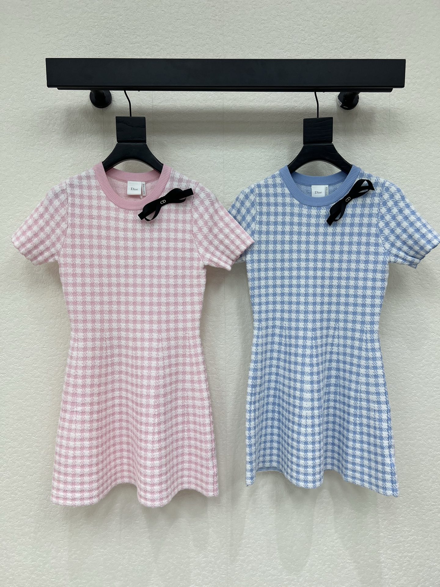 NO:839612,Dio*26 new spring and summer houndstooth knitted short-sleeved dress!  Weaved with custom wool knitted yarn material, the texture is high-end, soft, comfortable and breathable. The body is decorated with pink houndstooth texture pattern, which is gentle and high-end. The classic CD bow embellishment on the neckline adds a sense of sophistication. The brand style is instantly enhanced. The visual effect is rich. The regular version makes you look slimmer and more energetic!  SML,,dior,skirts,T-shirt,19860909Dio*26春夏新款千鸟格针织短袖连衣裙！定制羊毛针织纱线材质织造 质感高级 柔软舒适透气 大身饰以粉色千鸟格肌理花纹 温柔又高级 领口经典CD蝴蝶结点缀 精致感拉满 品牌格调瞬间提升 丰富视觉效果 常规版型 显瘦增添活力！SML,,dior,skirts,T-shirt,,Women's clothing