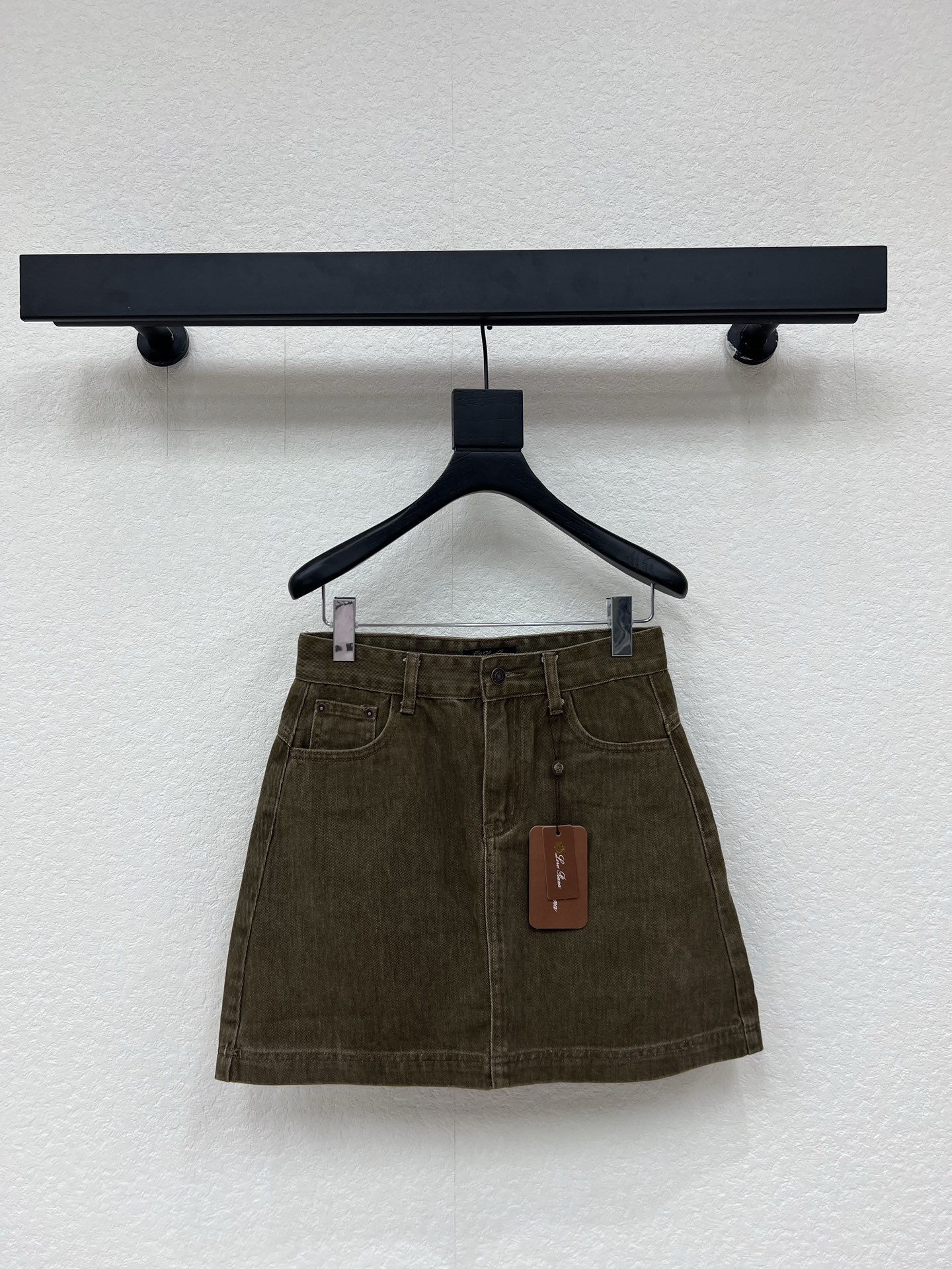 NO:839607,Loro pian*26 new LP retro skirt (including bottoming). Retro color dark green denim fabric with natural washed distressed effect, showing a retro texture. The fabric is stiff and not easy to collapse. It can support the A-line version very well. High-waisted A-line short version. The narrow top and wide lines can well modify the waist and crotch. It comes with anti-exposure safety pants design, which is safe for daily wear. S-3XL,,loro piana,loro  piana,skirts,19860909Loro pian*26新款LP复古短裙（含打底） 复古色系深绿色牛仔面料 带有自然的水洗做旧效果 呈现出复古的质感 面料挺括 不容易软塌 能很好地撑住 A 字版型 高腰 A 字短款版型 上窄下宽的线条能很好地修饰腰胯 自带防走光的安全裤设计 日常穿很安心 S-3XL,,loro piana,loro piana,skirts,,Women's clothing