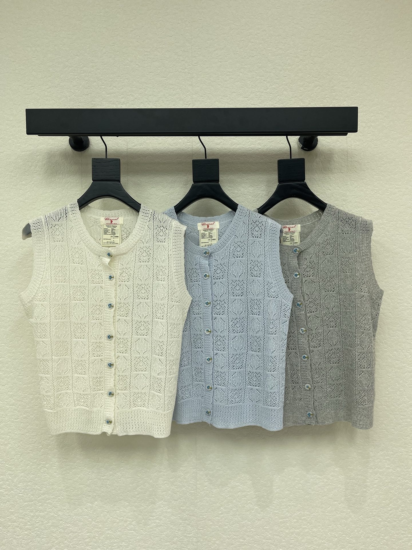 NO:841440,Chane*26 new plaid knitted vest vest is a popular item, exquisite regular version makes the upper body look slimmer!  Customized buttons, low-key luxury!  Fashionable must-have items to unlock all outfits!  Look for our quality!  The classic items are fashionable and high-end, and the classic styles are versatile and easy to match!  SML,,chanel,19860909Chane*26新品格纹针织背心马甲 王炸单品,精致常规版型上身巨显瘦！ 定制纽扣 低调奢华！ 时髦精必备单品解锁所有穿搭！ 认准我家品质！经典单品时髦又高级 经典版型百搭不挑人！ SML,,chanel,,Women's clothing