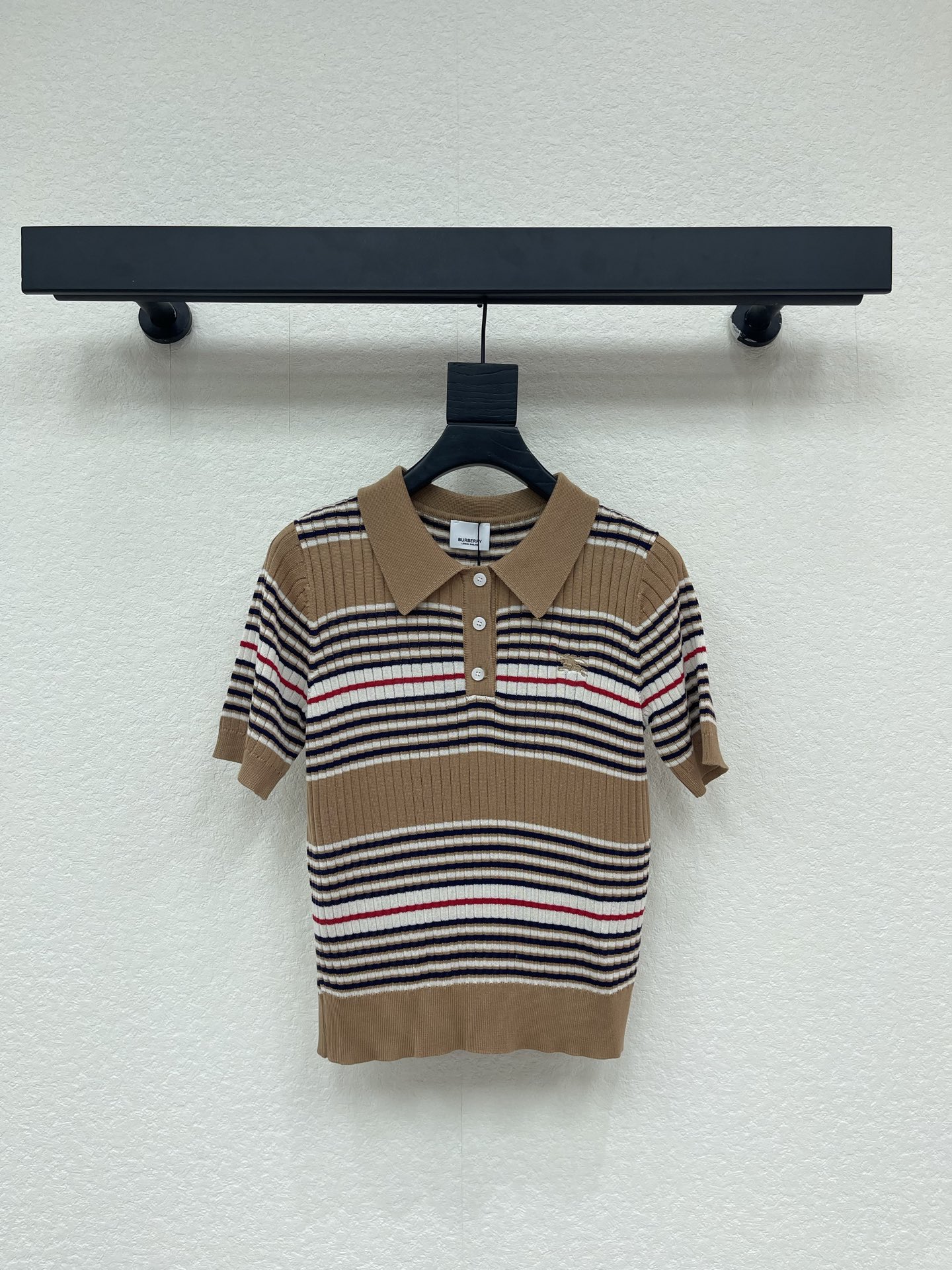 NO:840189,Burberr*26 new spring and summer striped lapel knitted short sleeves!  Customized imported knitted material, soft and comfortable, classic stripe elements with vertical pit texture all over the body, iconic war horse embroidered logo on the chest, highlighting the brand's tone, more elegant and high-end style, development of surface accessories, semi-open lapels and short-sleeved tailoring, strong retro college style, playful, age-reducing and whitening, easy to wear for daily travel or parties!  SML,,burberry,T-shirt,19860909Burberr*26春夏新款条纹翻领针织短袖！定制进口针织材质 柔软舒适 通体竖坑条肌理经典条纹元素 胸前标志性战马刺绣徽标 彰显品牌调性 格调更显优雅高级 面辅料开发 翻领半开襟短袖剪裁 复古学院风格强烈 俏皮减龄显白 日常出行或聚会轻松驾驭！SML,,burberry,T-shirt,,Women's clothing