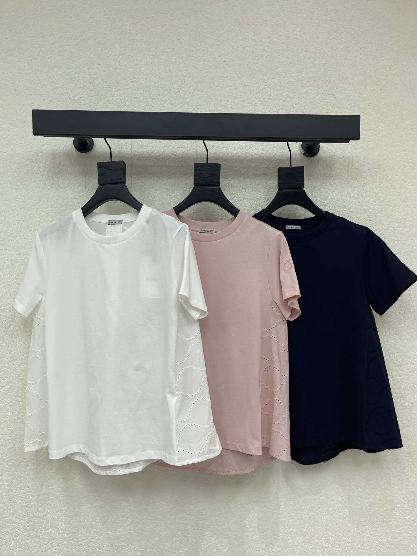 NO:840777,Moncle* 26 spring and summer new style hollow splicing cotton short-sleeved T-shirt. High-end fabrics, versatile A-line version, the upper body feels comfortable to everyone who wears it!  The classic colors are elegant and high-end, a must-have for daily wear!  SML,,Moncler,T-shirt,tees,t-shirt,19860909Moncle*蒙口26春夏新款镂空拼接棉质短袖T恤.高订面料,百搭A字版型 ,上身的触感谁穿谁知道的舒服！ 经典颜色都是气质又高级,日常穿搭必备！SML,,Moncler,T-shirt,tees，t-shirt,,Women's clothing