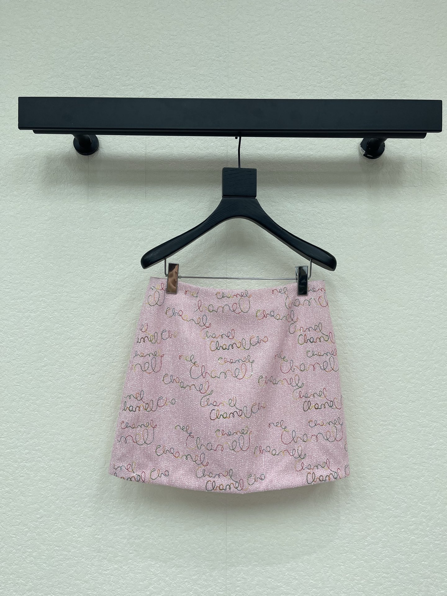 NO:844675,Chane*26's new style small fragrant tweed high-waisted A-line skirt with all-over printed letters is made of mixed-color tweed woven fabric with a high-end grain texture. It is paired with two fake safety pants to prevent exposure. The overall style is refined and gentle. The skirt is full of 'Chane'  'l' handwritten print, with gradient colors, is full of girlishness. The A-line shape modifies the leg lines, and can be easily used in daily or light formal occasions. The pink tone is very suitable for spring and summer. Pair it with a light-colored top or single items of the same color, and you can easily get a gentle and elegant atmosphere!  SML,,chanel,skirts,19860909Chane*26新款小香风粗花呢满印字母高腰A字半裙,采用混色粗花呢编织面料,自带高级的颗粒质感,内搭安全裤假两件防走光,整体风格精致又温柔.裙身满是“Chanel”手写印花,搭配渐变色彩,少女感满满.A字版型修饰腿部线条,日常或轻正式场合都能轻松驾驭.粉色基调超适合春夏,搭配浅色上衣或同色系单品,温柔优雅氛围轻松get！SML,,chanel,skirts,,Women's clothing