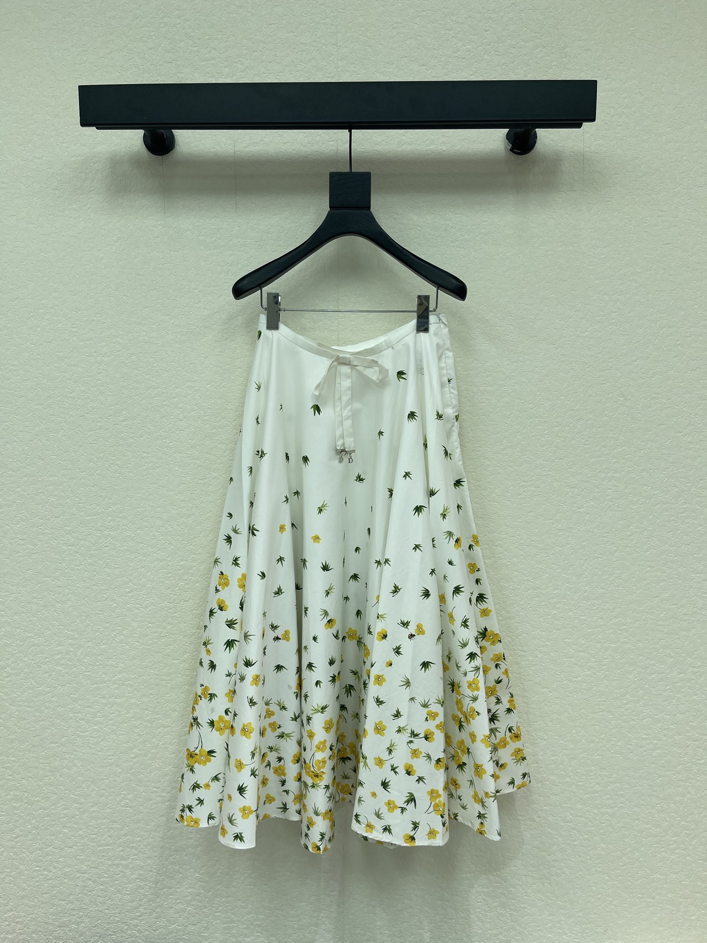NO:841502,Dio*26 spring and summer new bow yellow-green floral print skirt. The fresh and elegant print is full of pastoral atmosphere. It fills the elegant and romantic atmosphere. The CD pendant bow decorates the waistline. The oversized umbrella A-cut skirt is very tolerant to the body. The version design is romantic and casual. You can easily get French elegance. LookSML, dior, skirts,19860909Dio*26春夏新品蝴蝶结黄绿色花卉印花半身裙 清新淡雅的印花图案充满田园气息 优雅浪漫氛围感拉满 CD吊坠蝴蝶结装饰腰线 超大伞A裁裙摆对身材包容度超高 版型设计浪漫随性 轻松get法式优雅LookSML,,dior,skirts,,Women's clothing